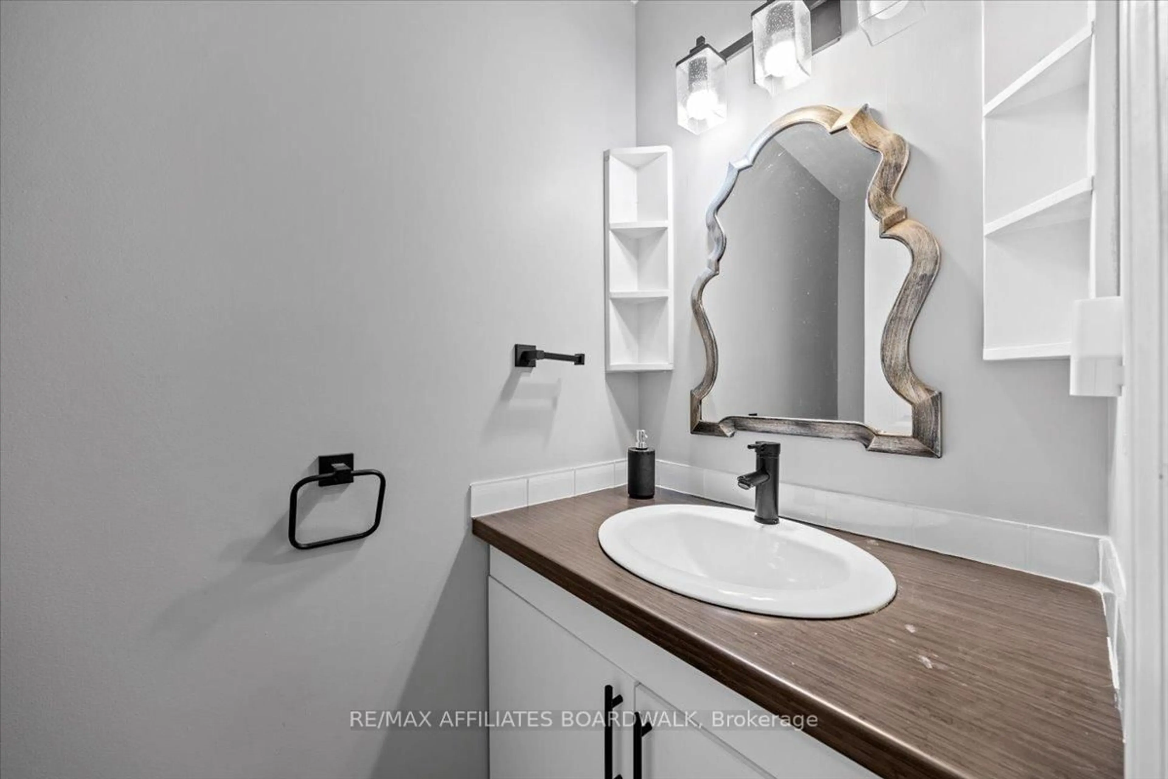 Standard bathroom, ceramic/tile floor for 6482 Bilberry Dr, Orleans Ontario K1C 4N8