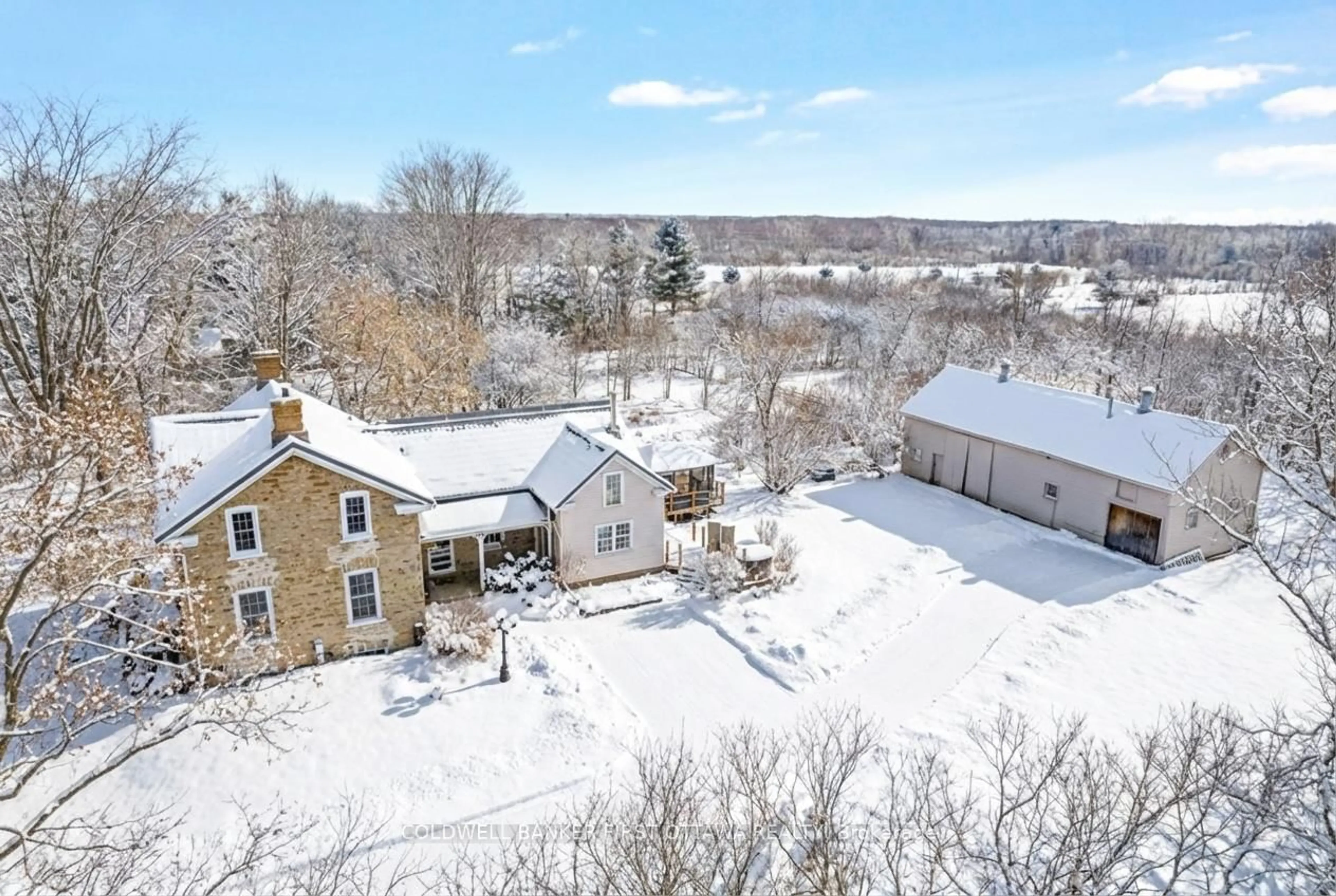 A pic from outside/outdoor area/front of a property/back of a property/a pic from drone, unknown for 28 South St, Drummond/North Elmsley Ontario K7H 2G1