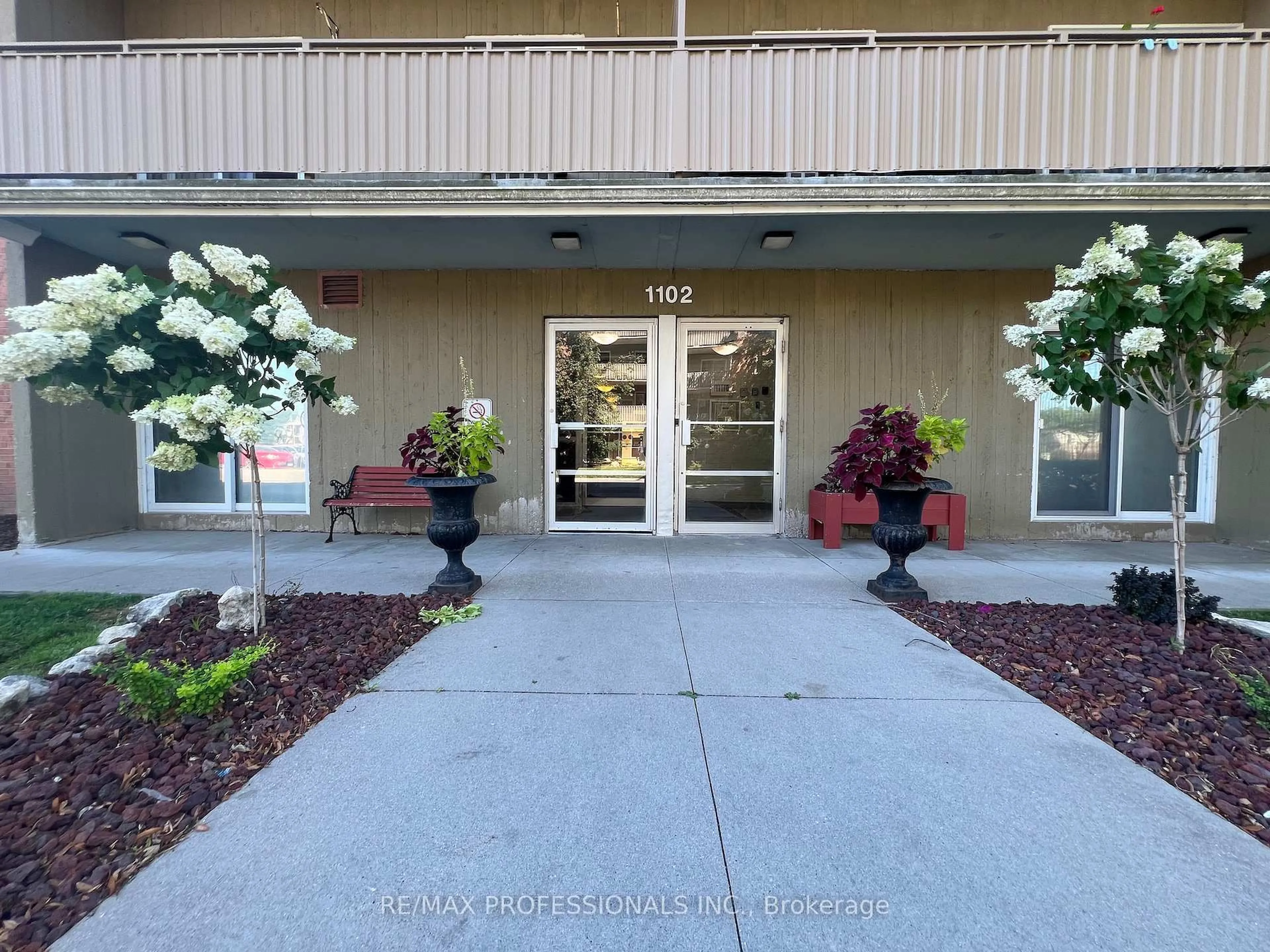 Indoor foyer for 1102 Jalna Blvd #601, London South Ontario N6E 1X8