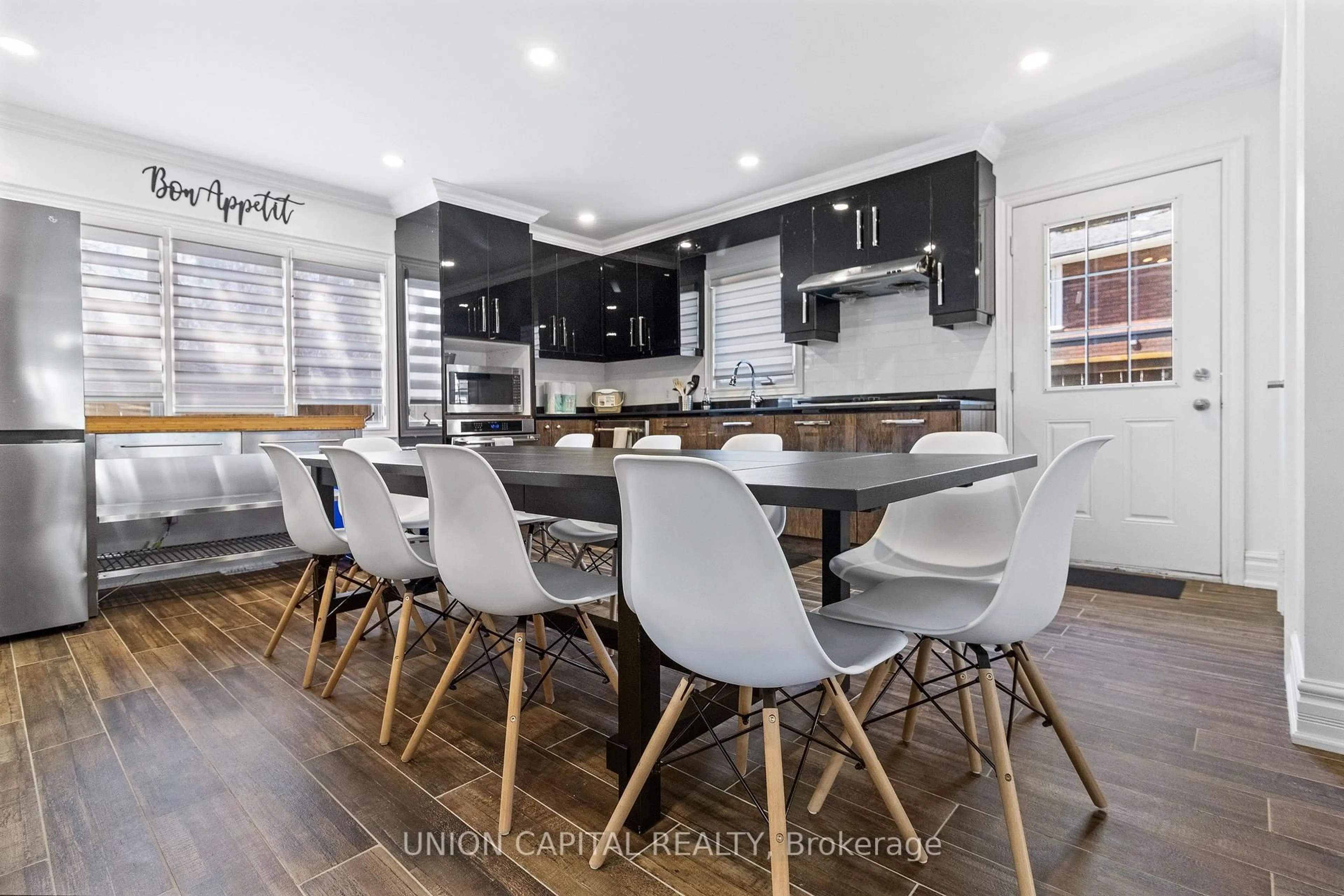 Contemporary kitchen, wood/laminate floor for 186 Lincoln Rd, Fort Erie Ontario L0S 1B0