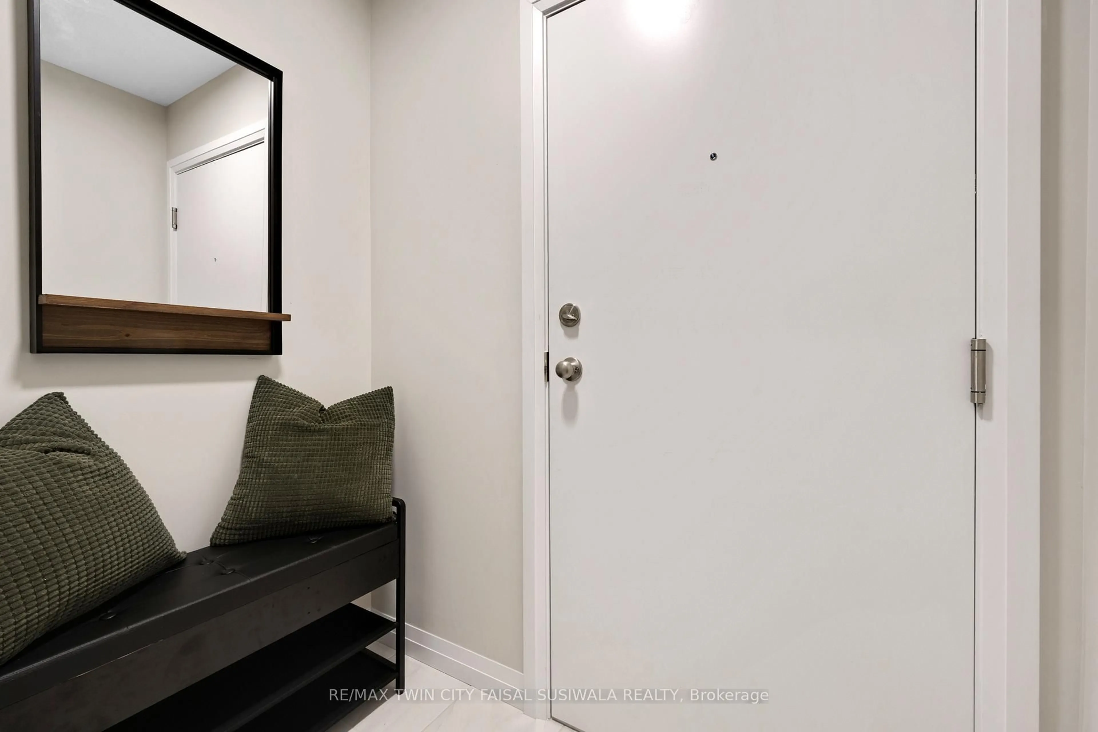 Indoor entryway for 410 Northfield Dr #e5, Waterloo Ontario N2V 0J3