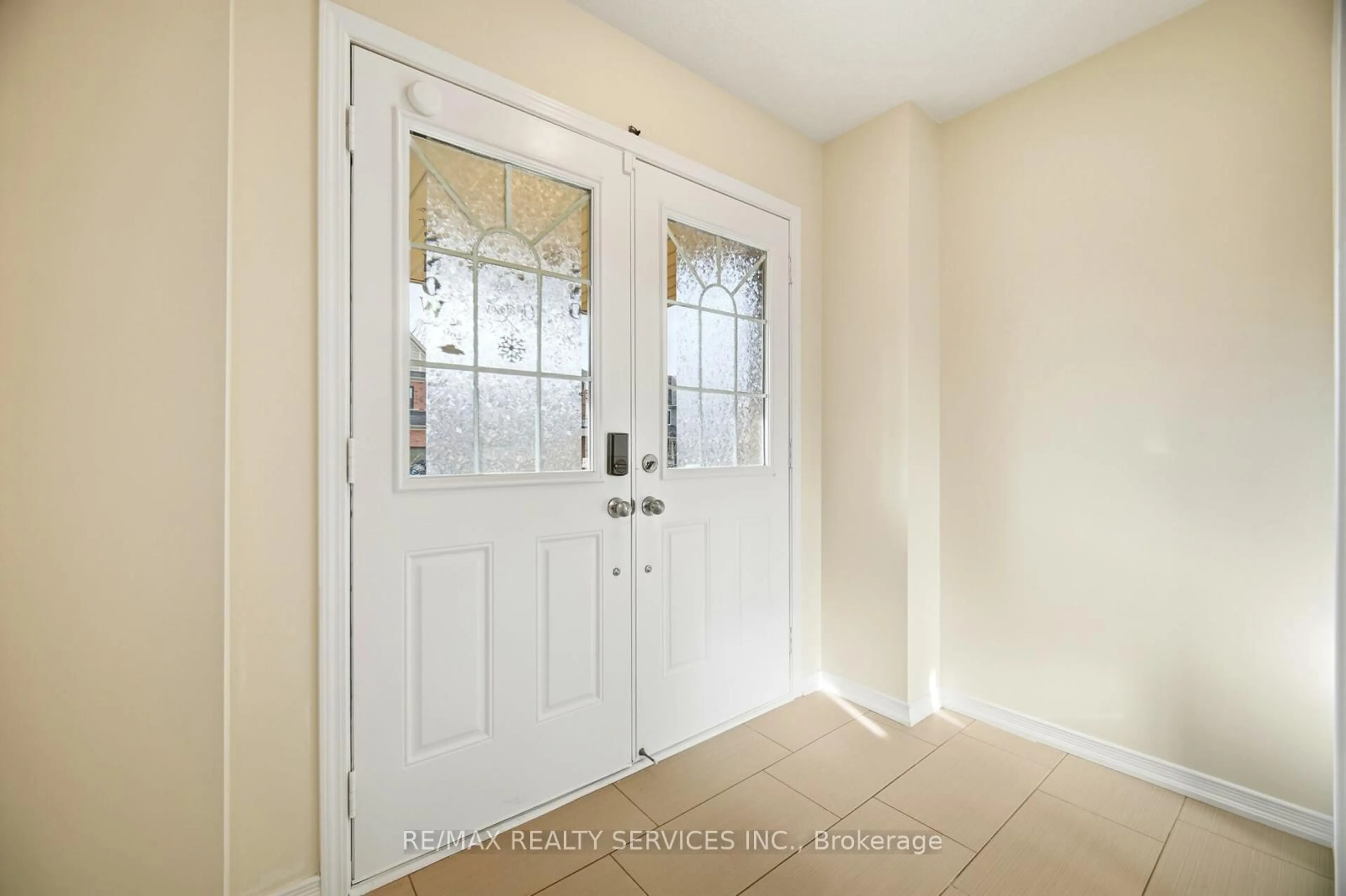 Indoor entryway for 7694 Buckeye Cres, Niagara Falls Ontario L2H 0P2
