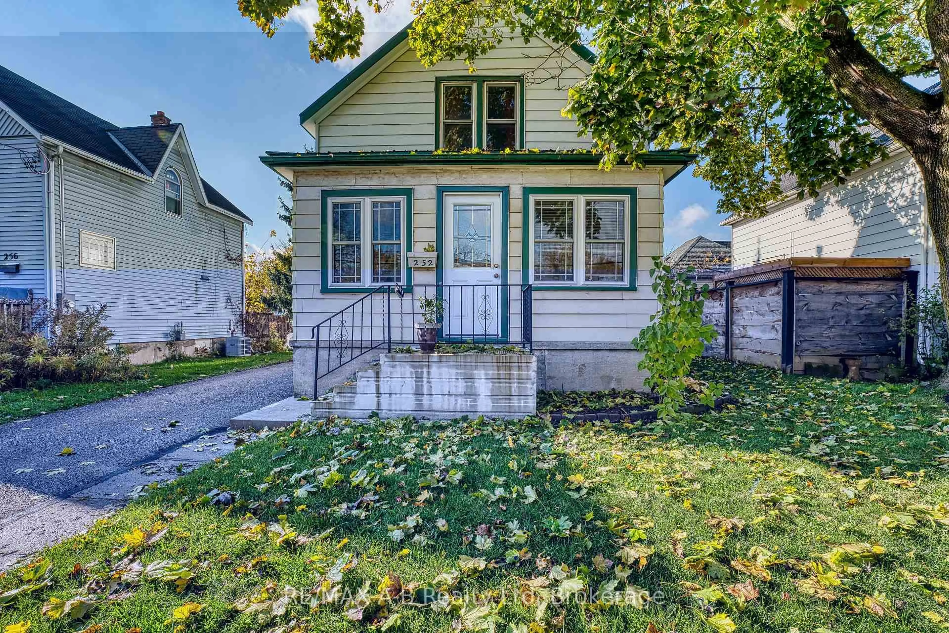 Home with vinyl exterior material, street for 252 Romeo St, Stratford Ontario N5A 4T5