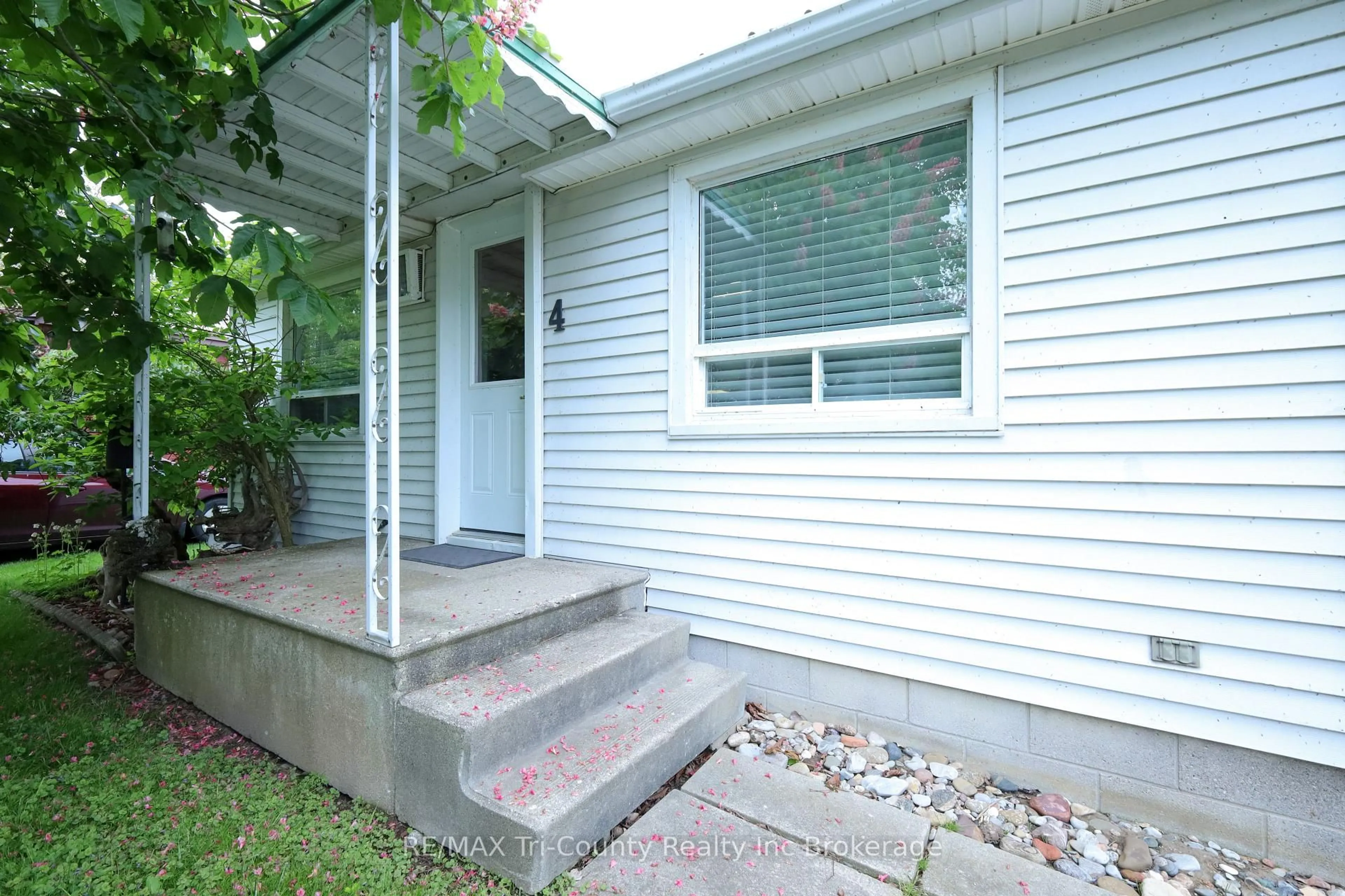 Home with vinyl exterior material, street for 4 Palin St, Norfolk Ontario N0E 1M0