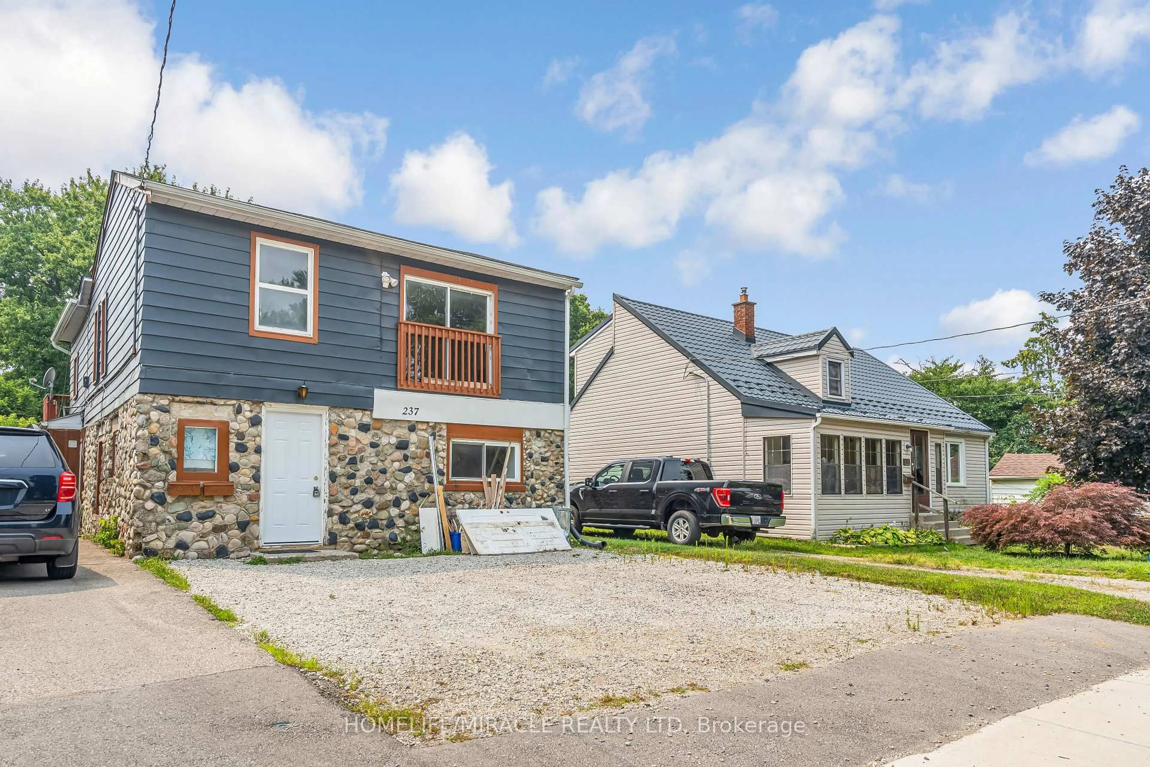 A pic from outside/outdoor area/front of a property/back of a property/a pic from drone, street for 237 ST. JULIEN St, London East Ontario N5Z 2N2