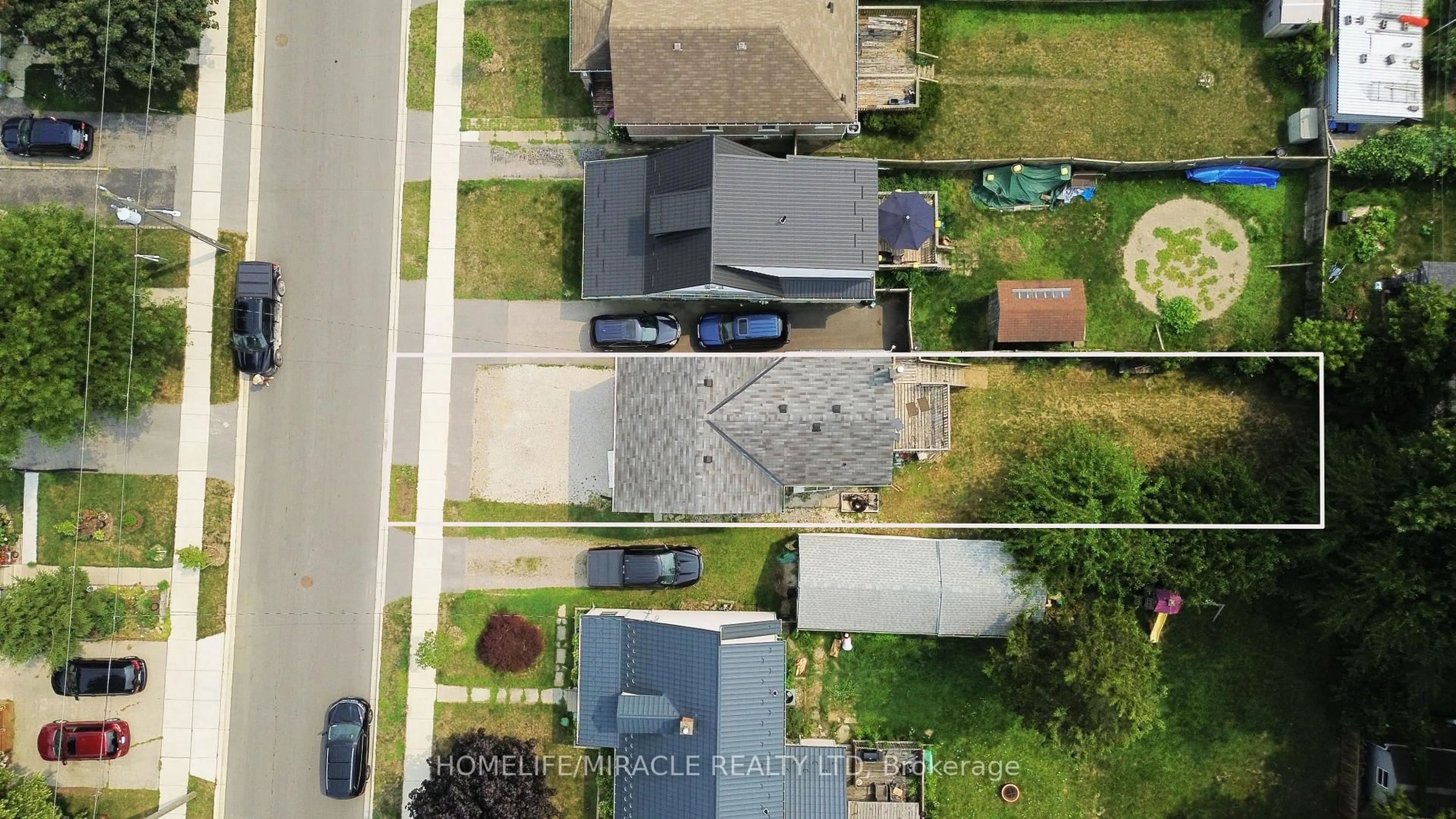 A pic from outside/outdoor area/front of a property/back of a property/a pic from drone, street for 237 ST. JULIEN St, London East Ontario N5Z 2N2