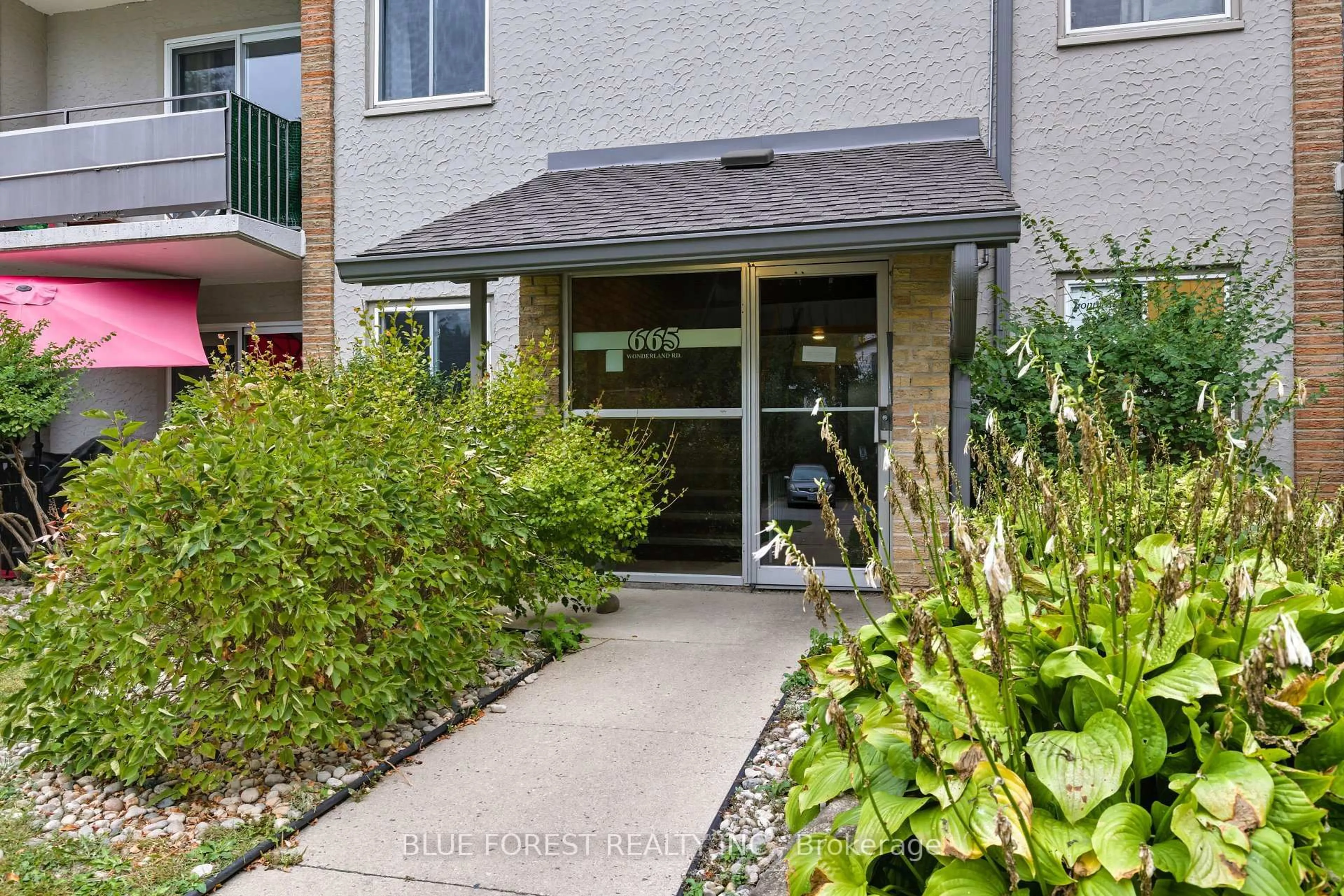Patio, street for 665 Wonderland Rd #4, London South Ontario N6K 1M1