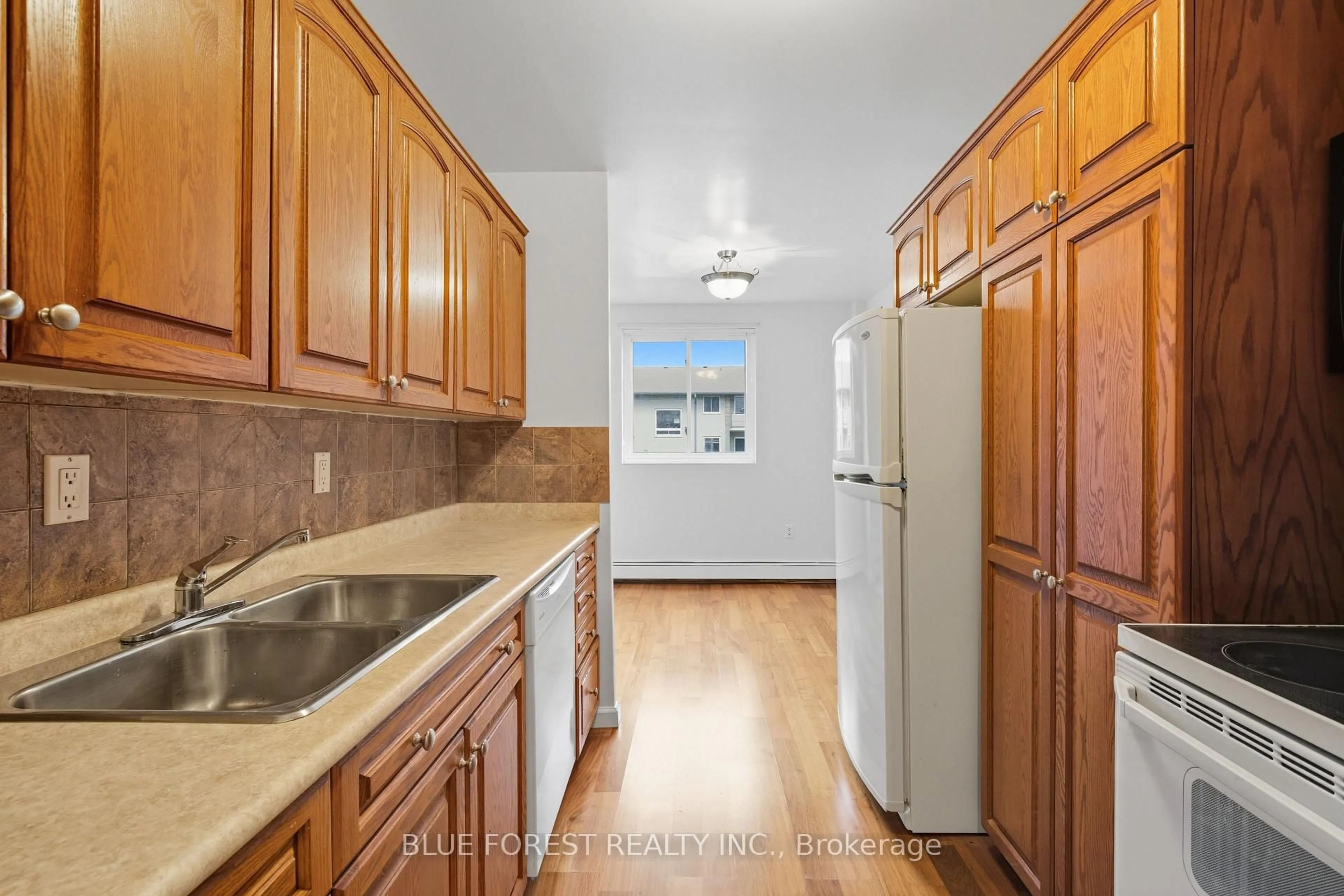 Standard kitchen, unknown for 665 Wonderland Rd #4, London South Ontario N6K 1M1
