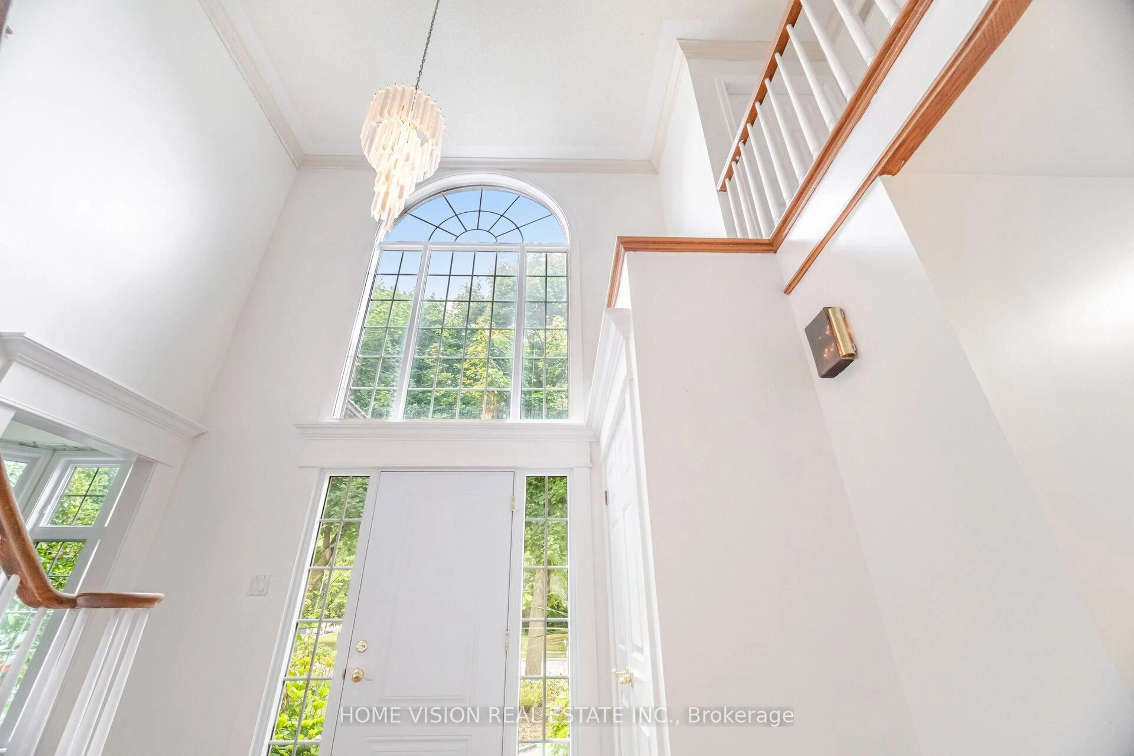 Indoor foyer for 14 Wintergarden Rd, London East Ontario N5Y 5M2