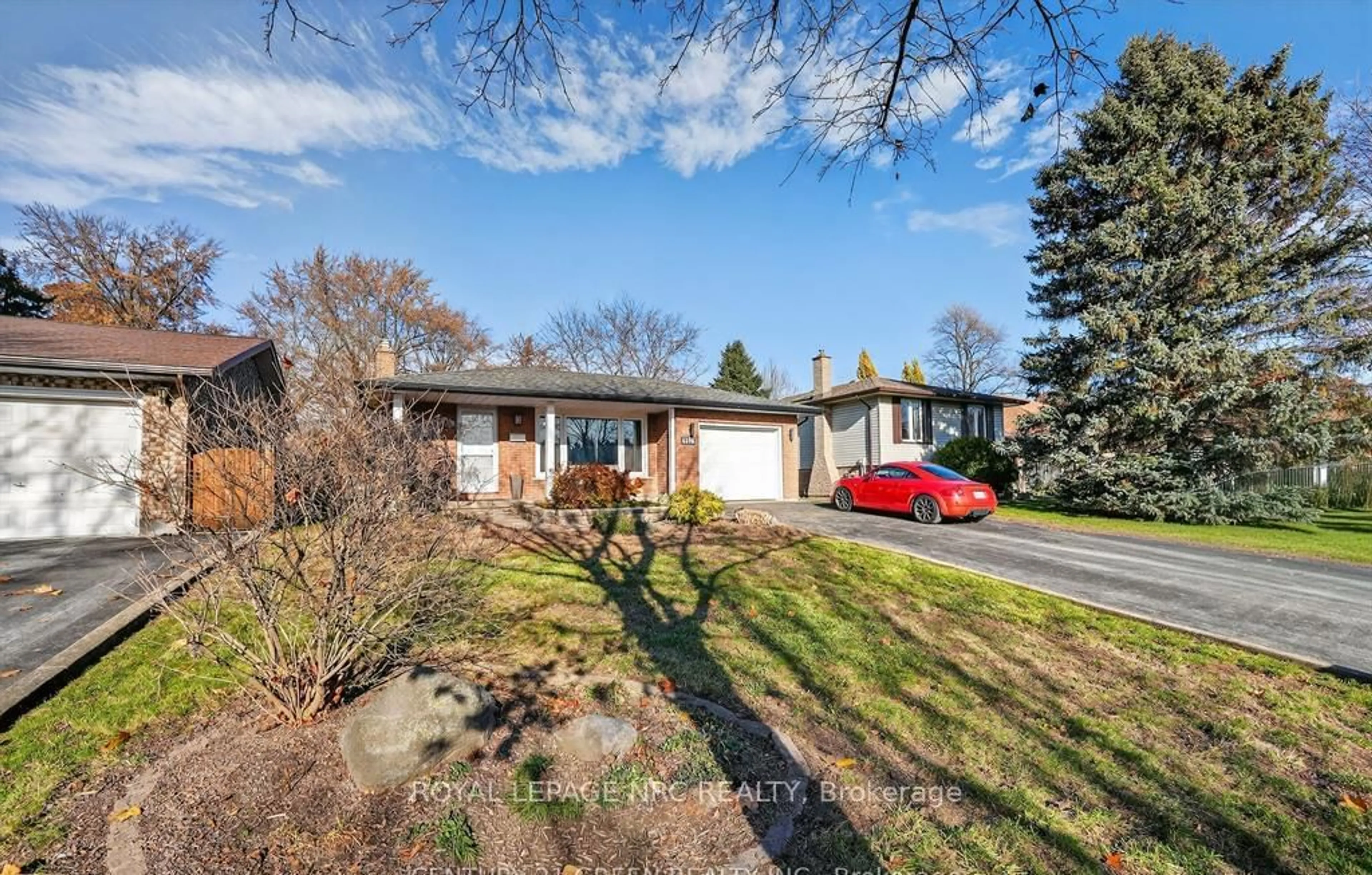 A pic from outside/outdoor area/front of a property/back of a property/a pic from drone, street for 6186 Delta Dr, Niagara Falls Ontario L2H 2G8