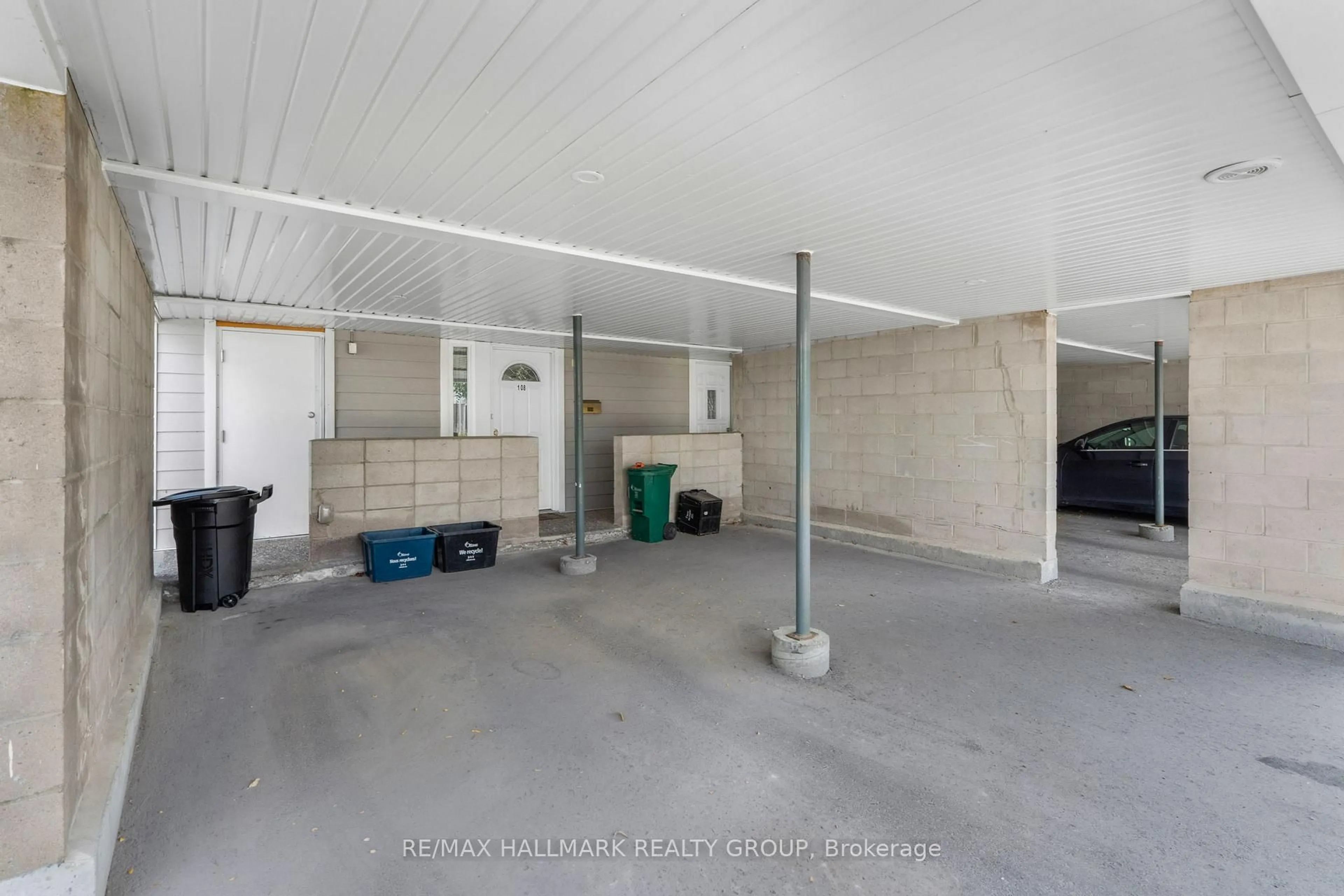Indoor garage for 3445 UPLANDS Dr #107, Ottawa Ontario K1V 9N5
