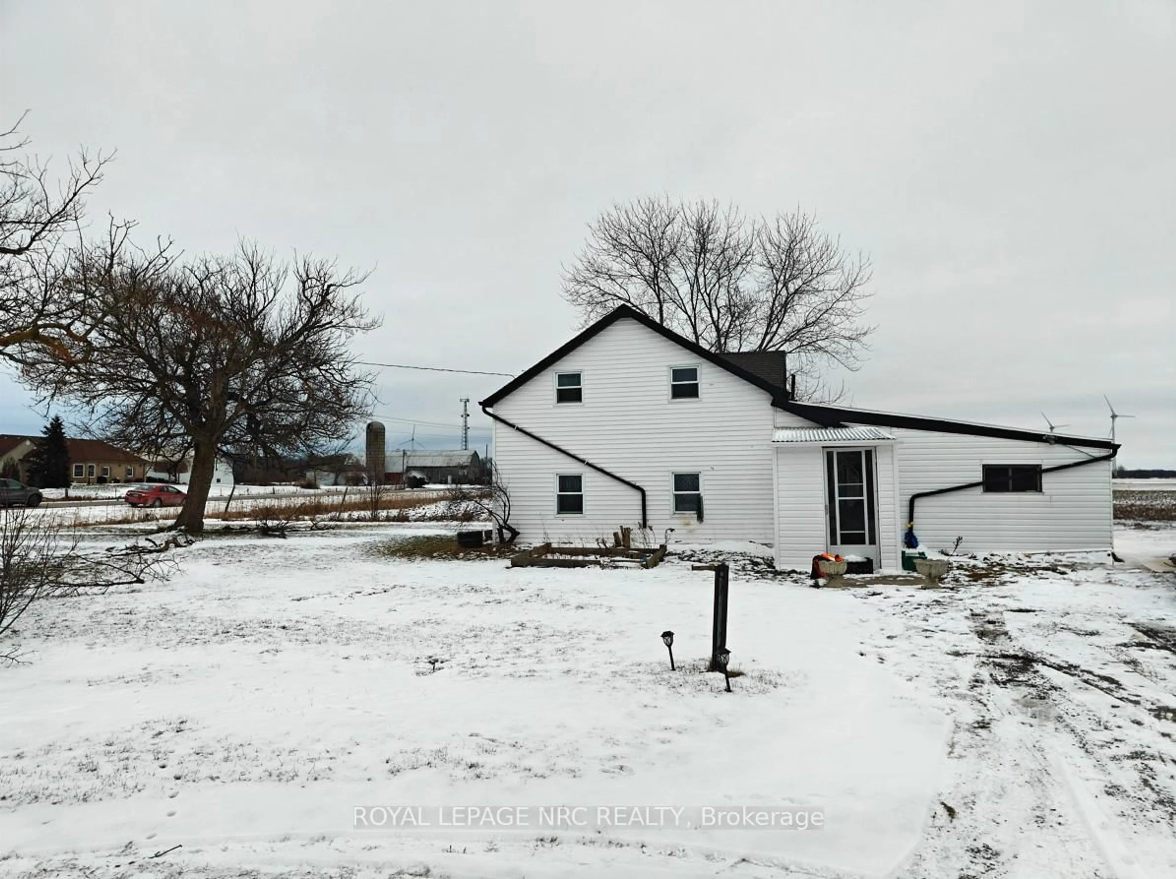 A pic from outside/outdoor area/front of a property/back of a property/a pic from drone, unknown for 4832 Regional Rd #20, Lincoln Ontario L0R 1Y0