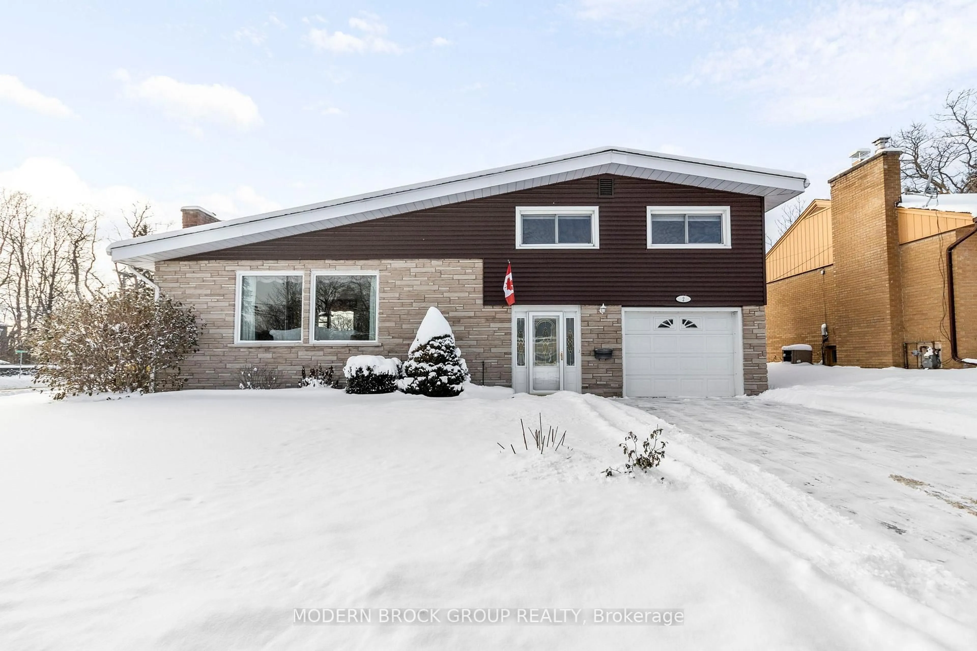 Home with vinyl exterior material, street for 2 Woodlawn Pl, Brockville Ontario K6V 2Z2