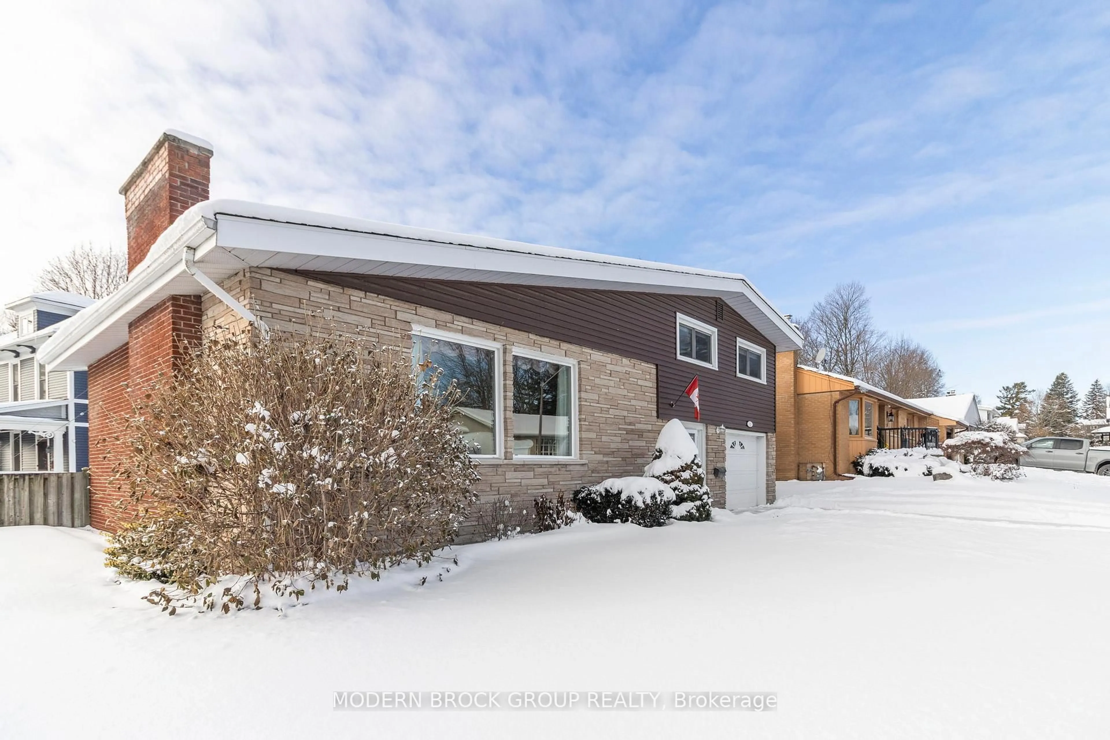 Home with brick exterior material, street for 2 Woodlawn Pl, Brockville Ontario K6V 2Z2