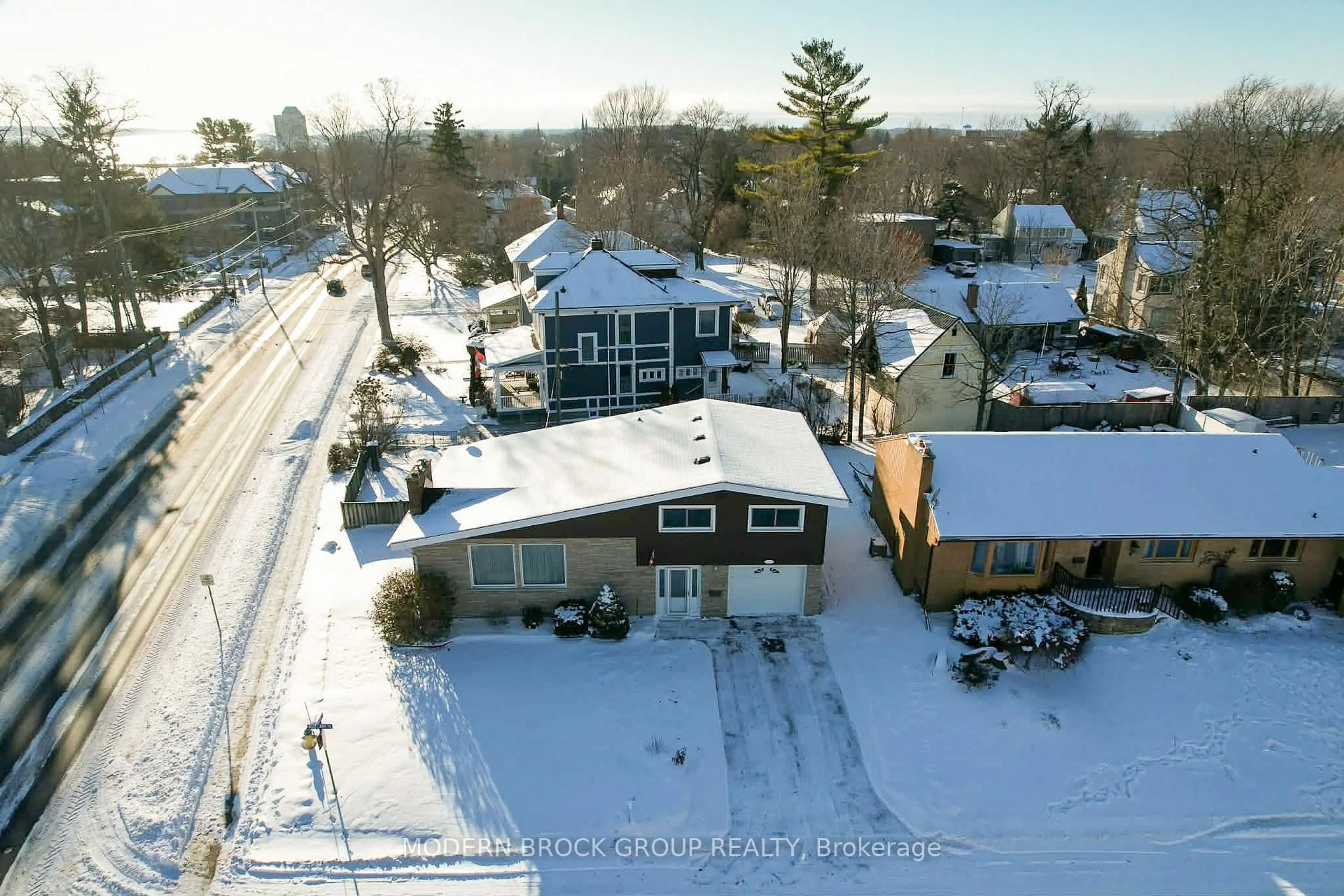 A pic from outside/outdoor area/front of a property/back of a property/a pic from drone, street for 2 Woodlawn Pl, Brockville Ontario K6V 2Z2