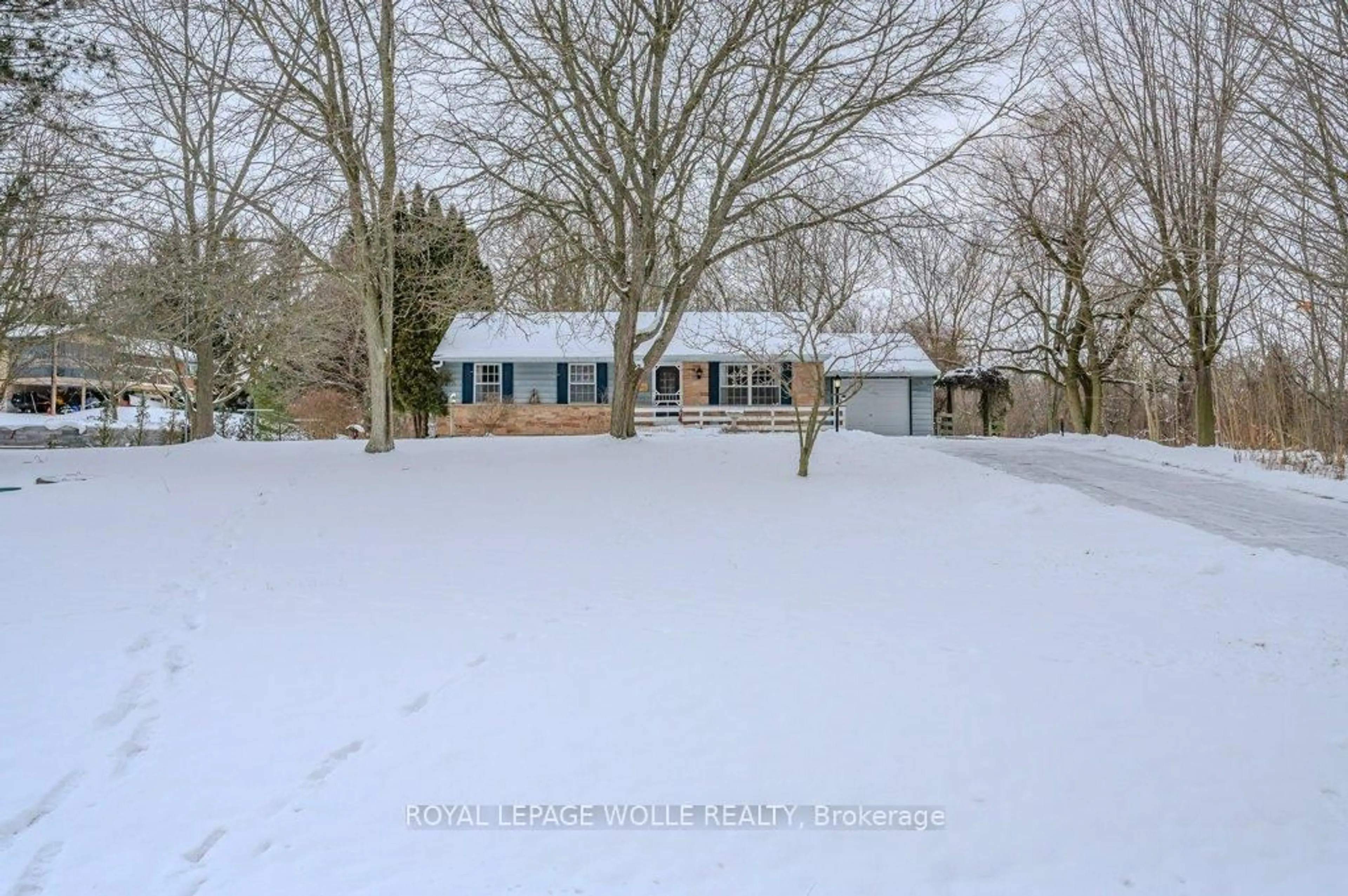 A pic from outside/outdoor area/front of a property/back of a property/a pic from drone, unknown for 39 Bannockburn Rd, Kitchener Ontario N2R 1M1