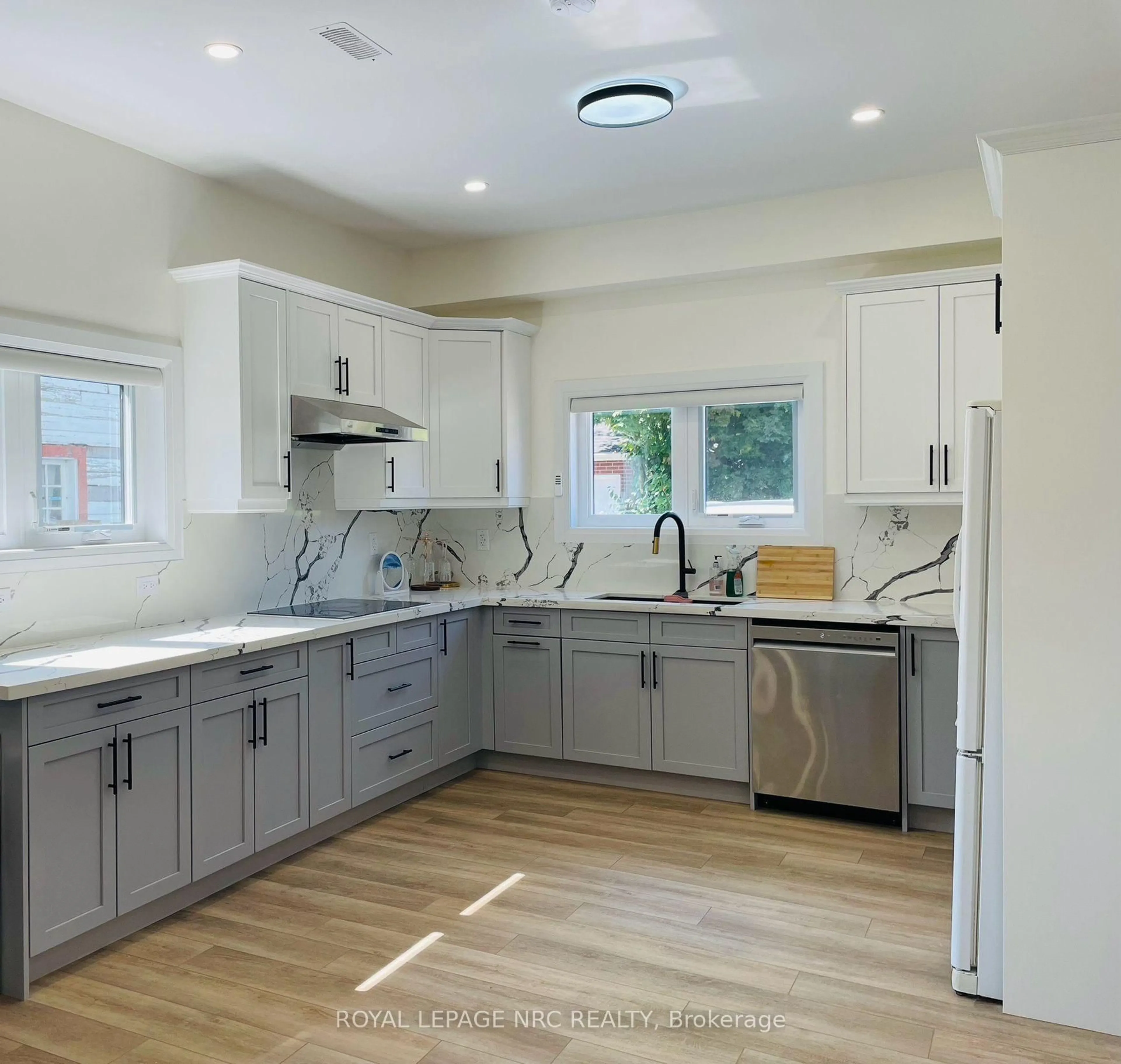 Open concept kitchen, ceramic/tile floor for 5341 River Rd, Niagara Falls Ontario L2E 3G9