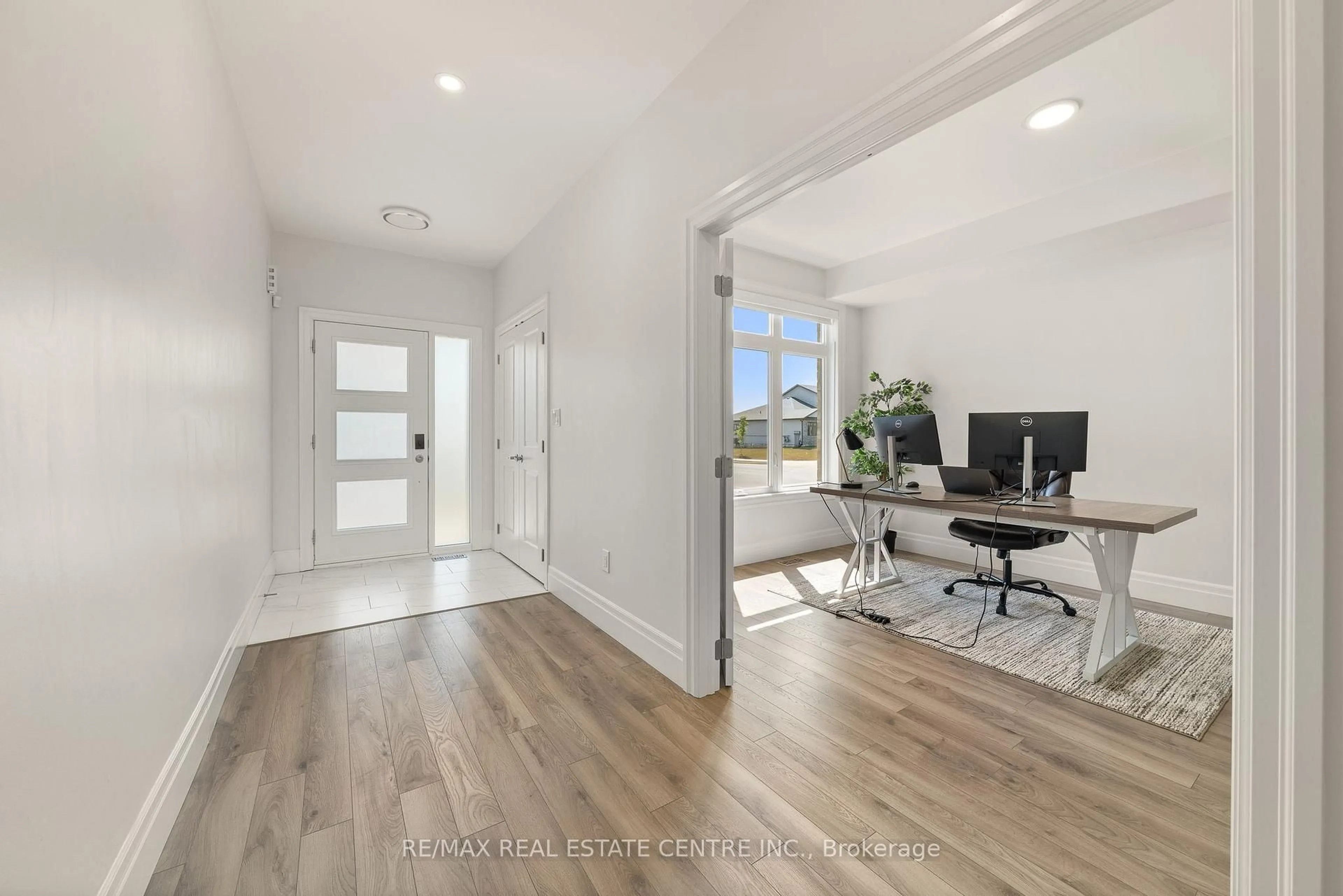 Indoor entryway for 218 Beasley Cres, Prince Edward County Ontario K0K 2T0