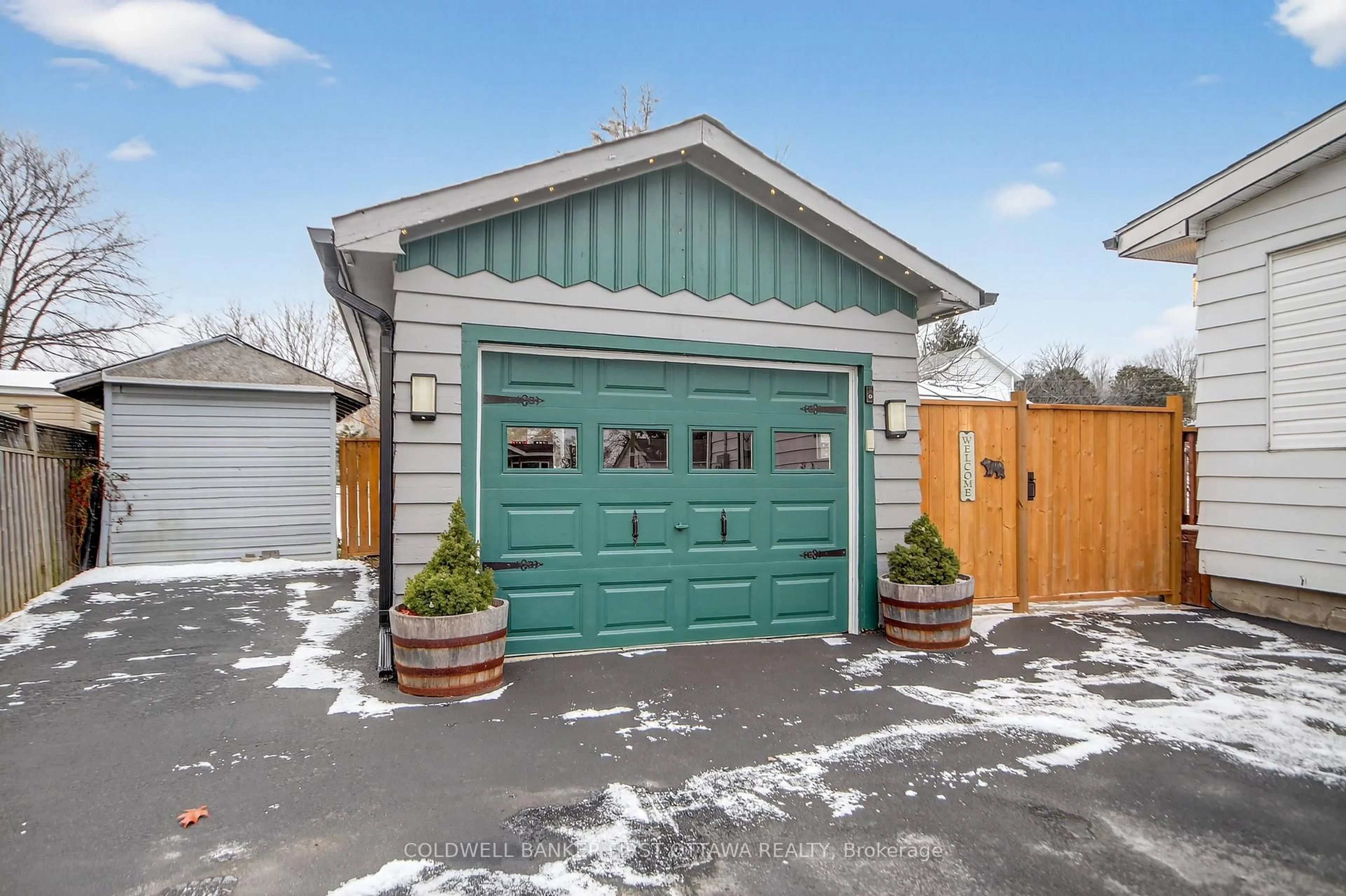 Indoor garage for 8712 Bank St, Vernon Ontario K0A 3J0