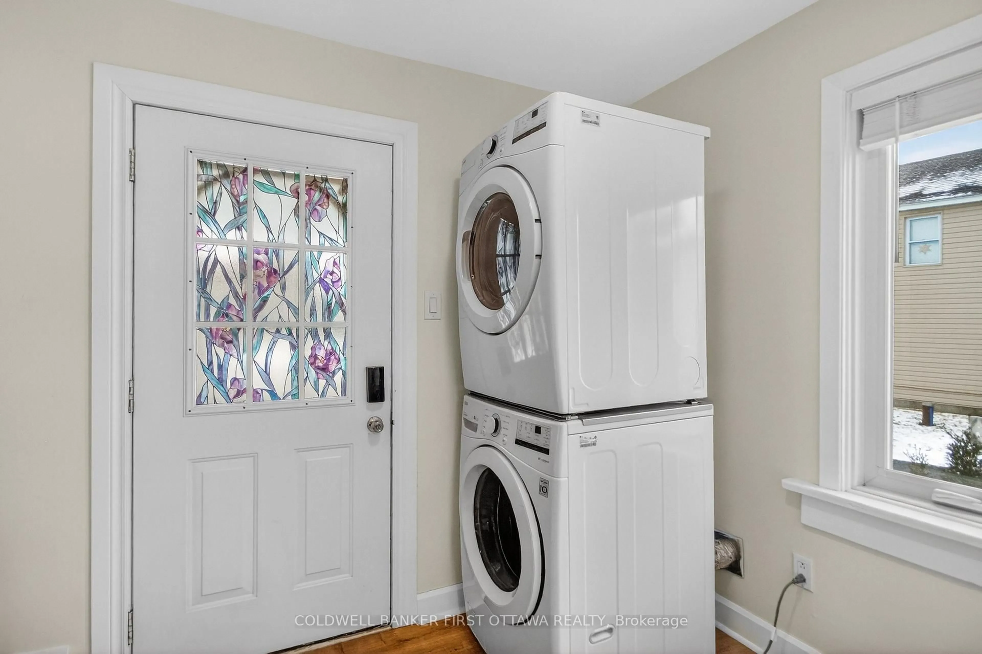 Laundry room for 8712 Bank St, Vernon Ontario K0A 3J0