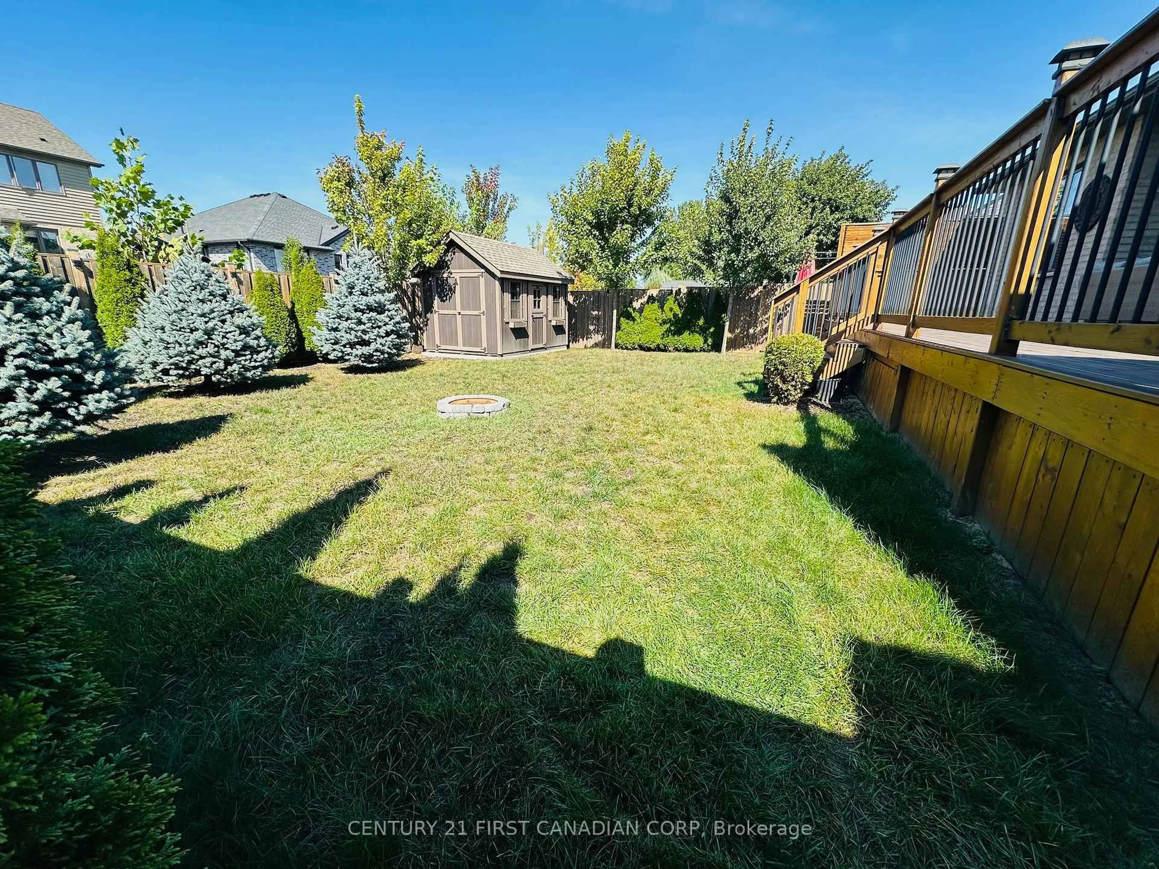 A pic from outside/outdoor area/front of a property/back of a property/a pic from drone, unknown for 696 BENNETT Cres, Strathroy-Caradoc Ontario N0L 1W0
