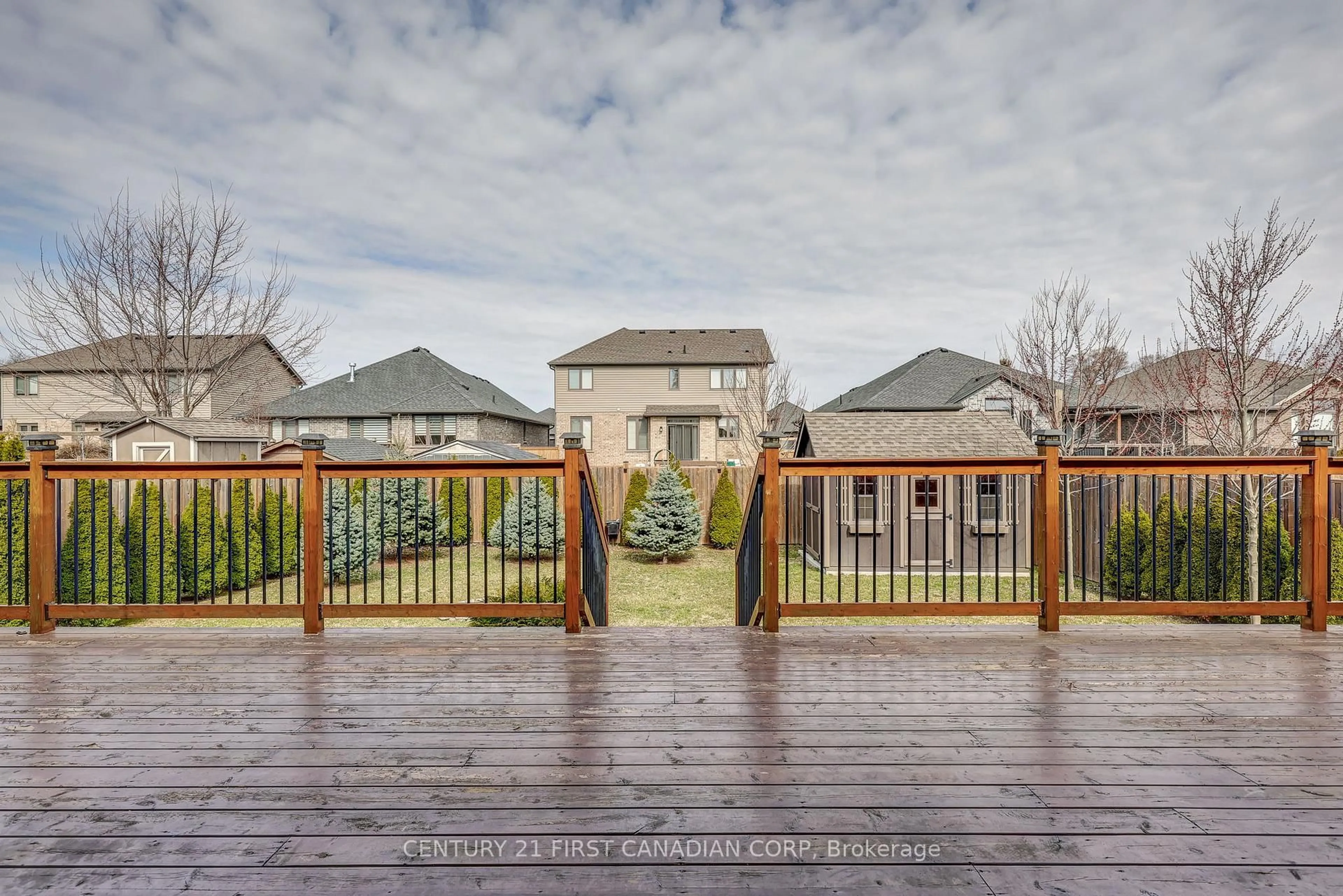 A pic from outside/outdoor area/front of a property/back of a property/a pic from drone, unknown for 696 BENNETT Cres, Strathroy-Caradoc Ontario N0L 1W0
