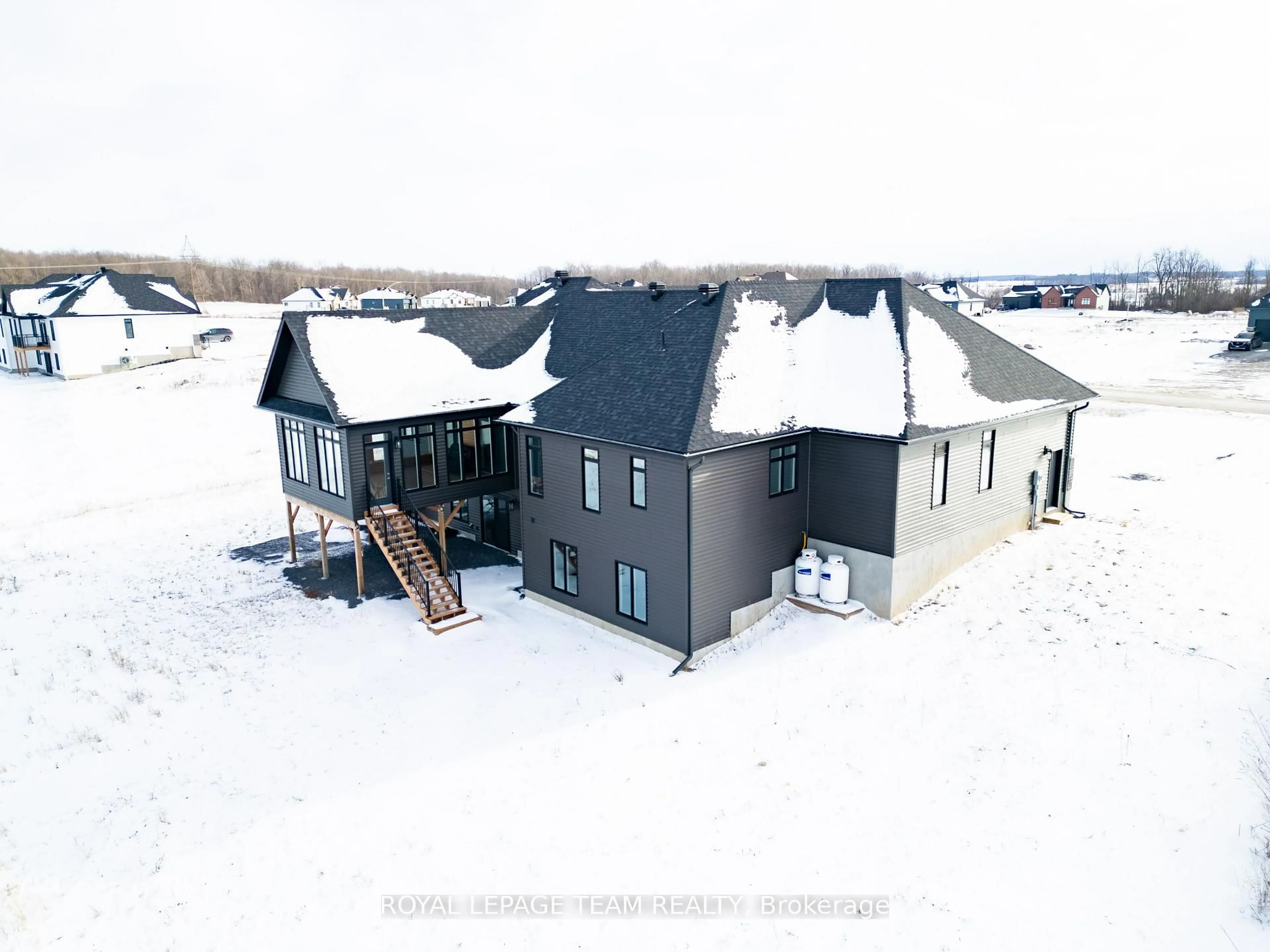 A pic from outside/outdoor area/front of a property/back of a property/a pic from drone, building for 224 Trudeau Cres, Russell Ontario K4R 1E5