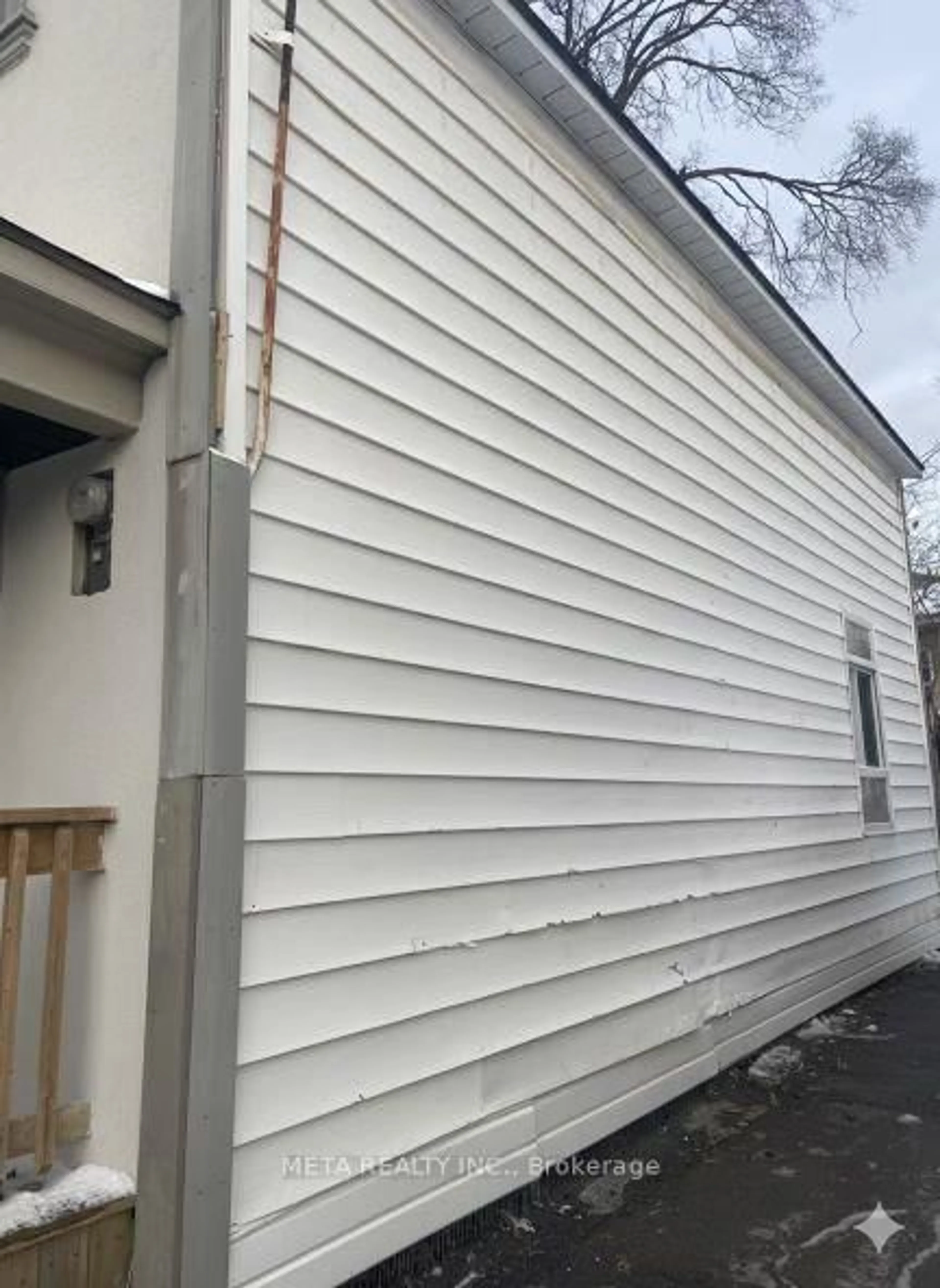 Home with vinyl exterior material, building for 636 Union St, Peterborough Ontario K9H 3V5