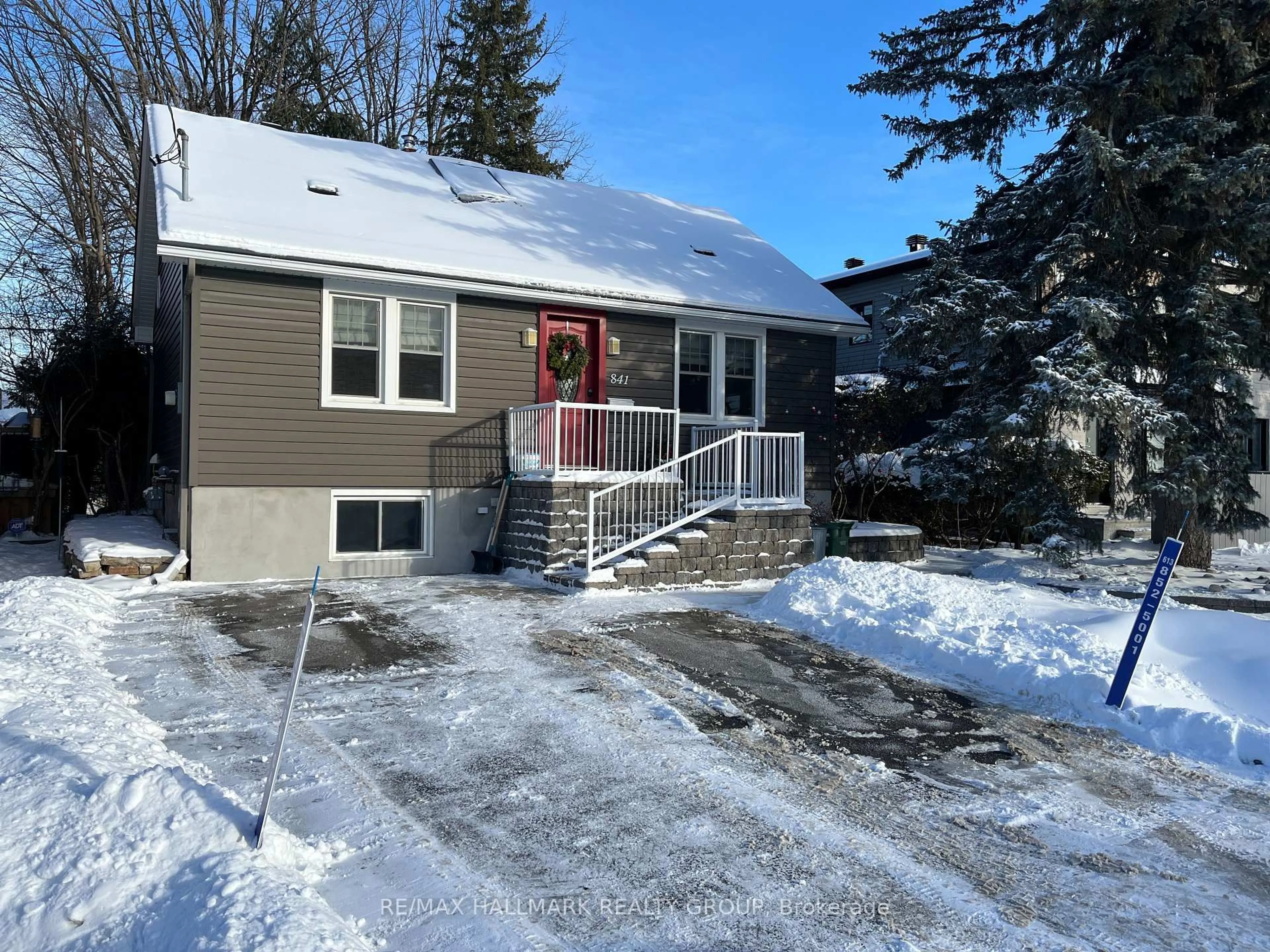 A pic from outside/outdoor area/front of a property/back of a property/a pic from drone, street for 841 Dundee Ave, Ottawa Ontario K2B 5S8