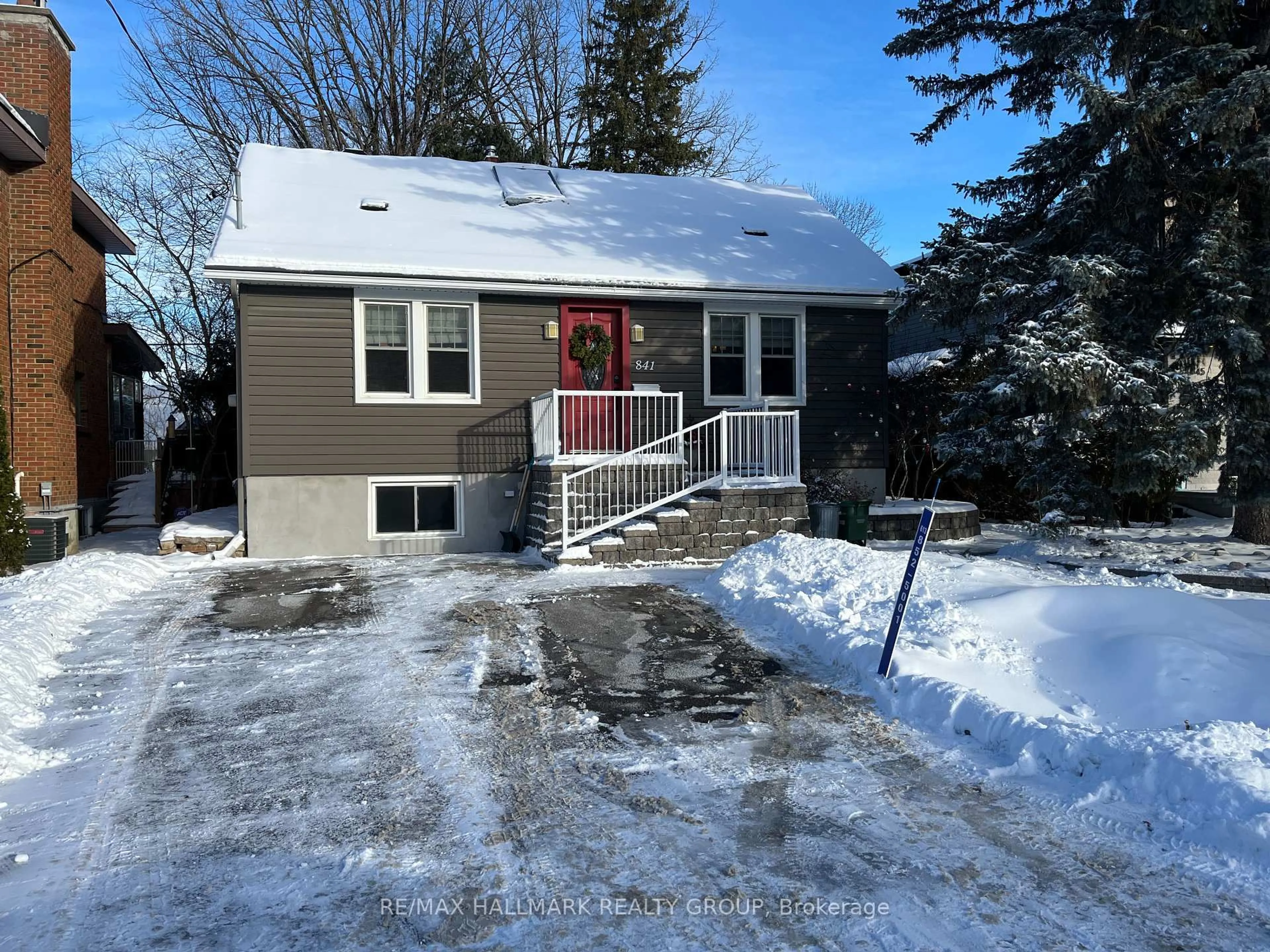 A pic from outside/outdoor area/front of a property/back of a property/a pic from drone, street for 841 Dundee Ave, Ottawa Ontario K2B 5S8