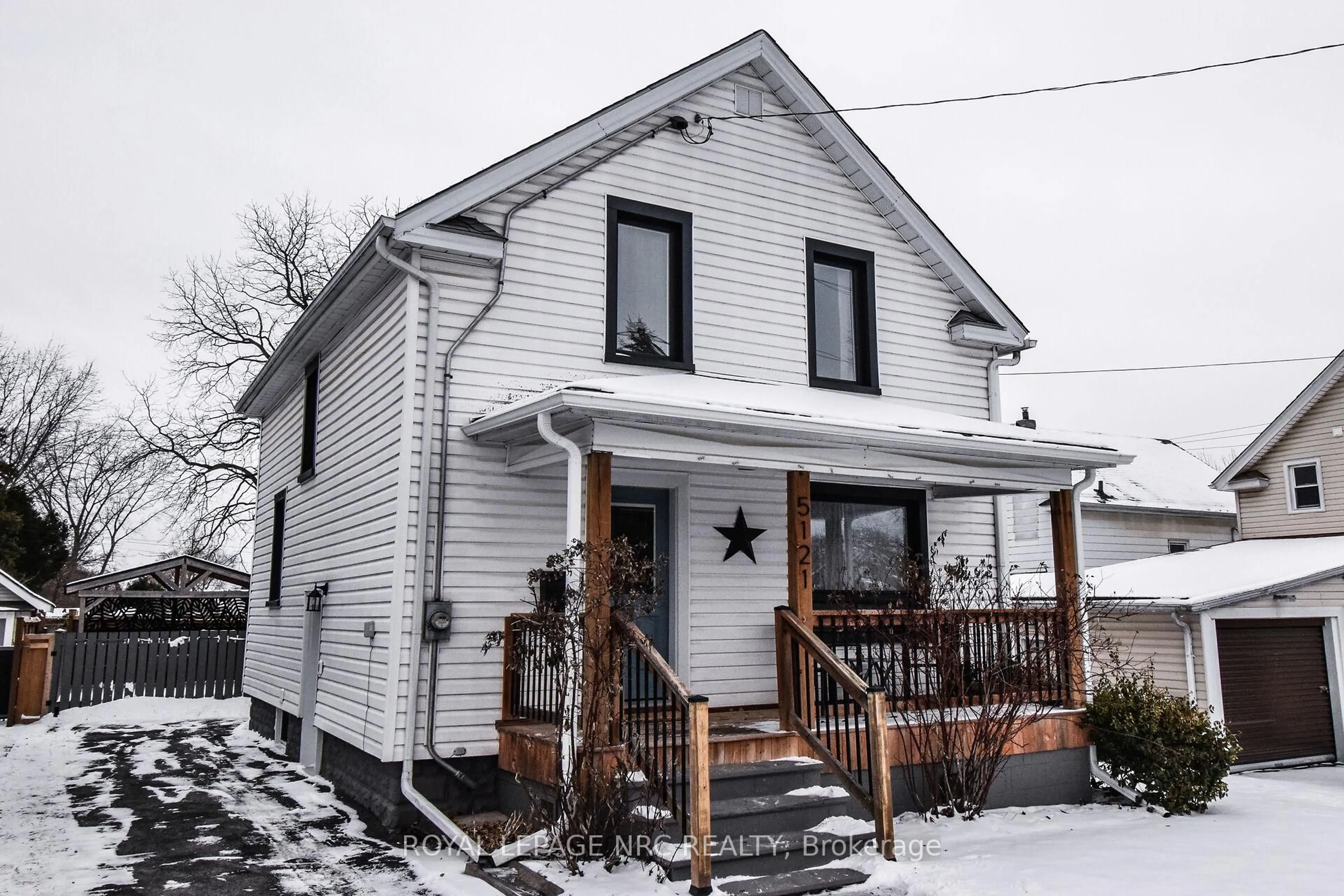 Home with vinyl exterior material, street for 5121 Fourth Ave, Niagara Falls Ontario L2E 4P7