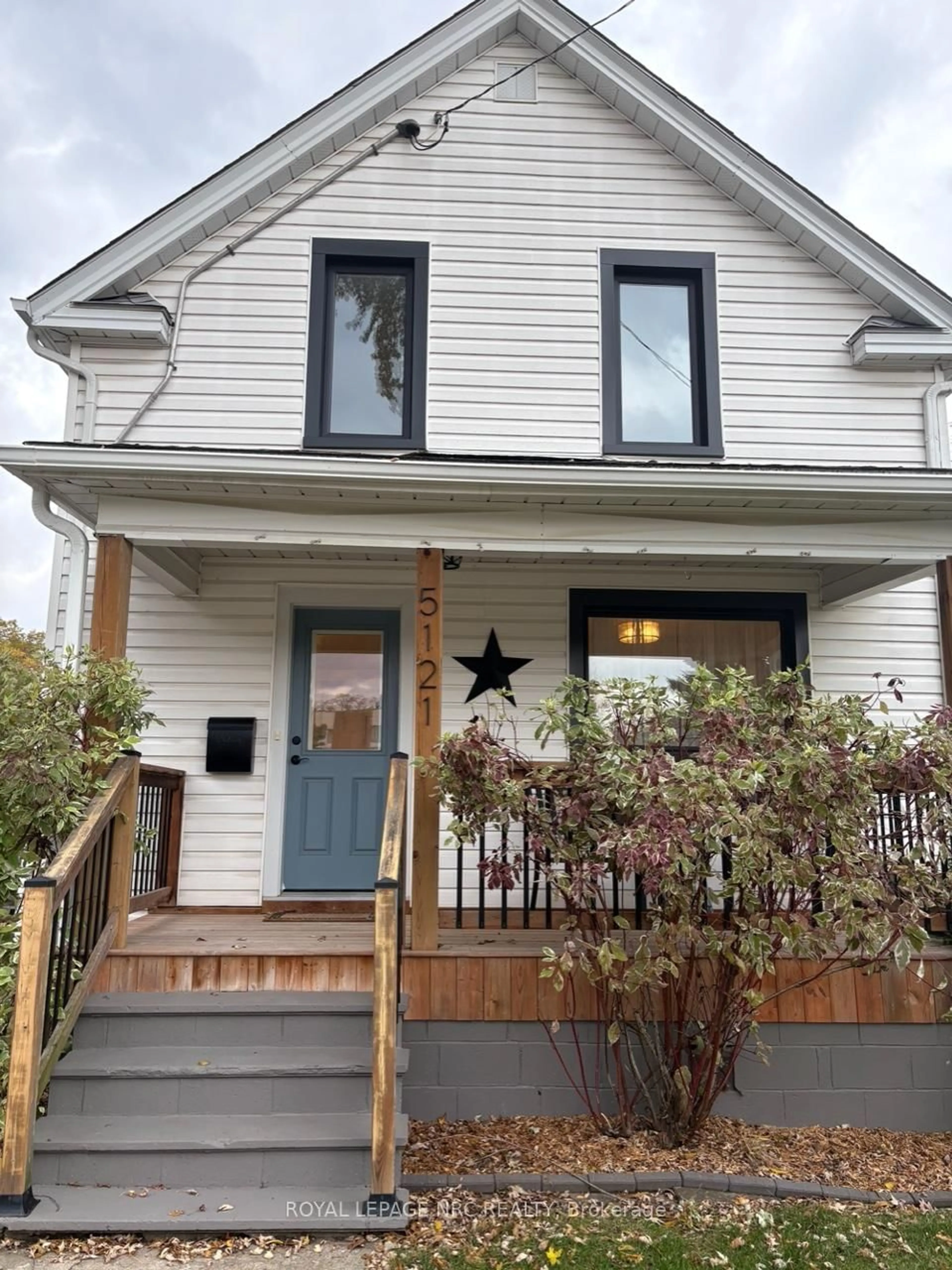 Home with vinyl exterior material, street for 5121 Fourth Ave, Niagara Falls Ontario L2E 4P7