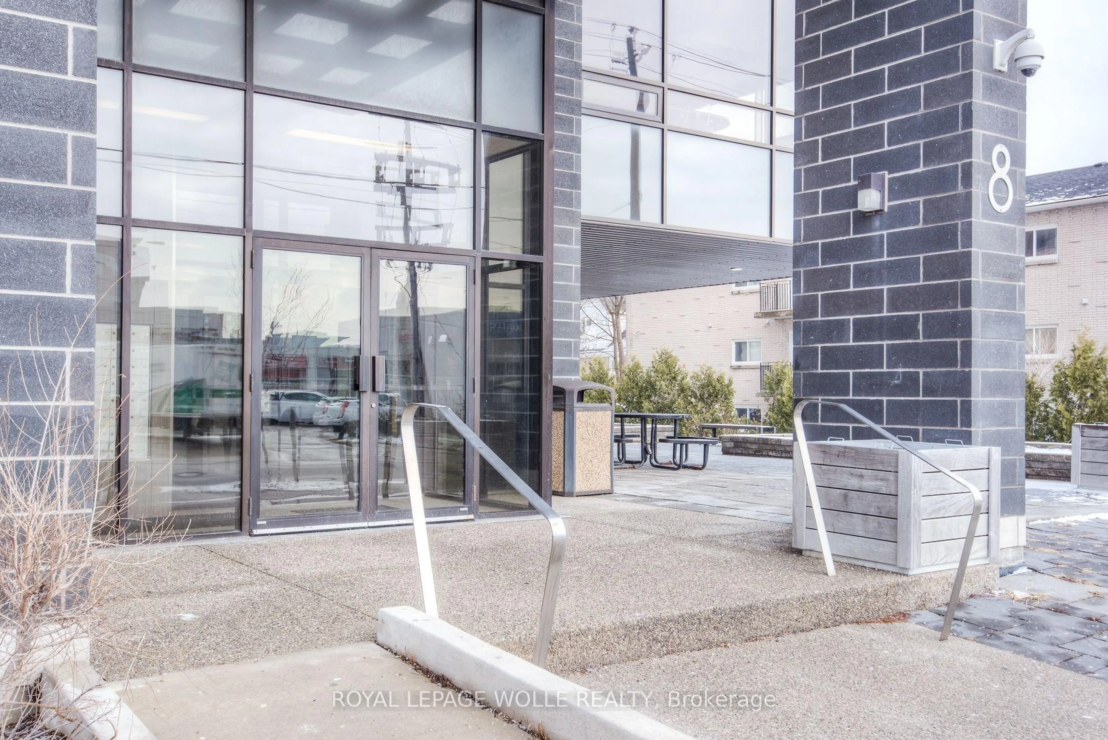 Indoor foyer for 8 Hickory St #401, Waterloo Ontario N2L 3H6