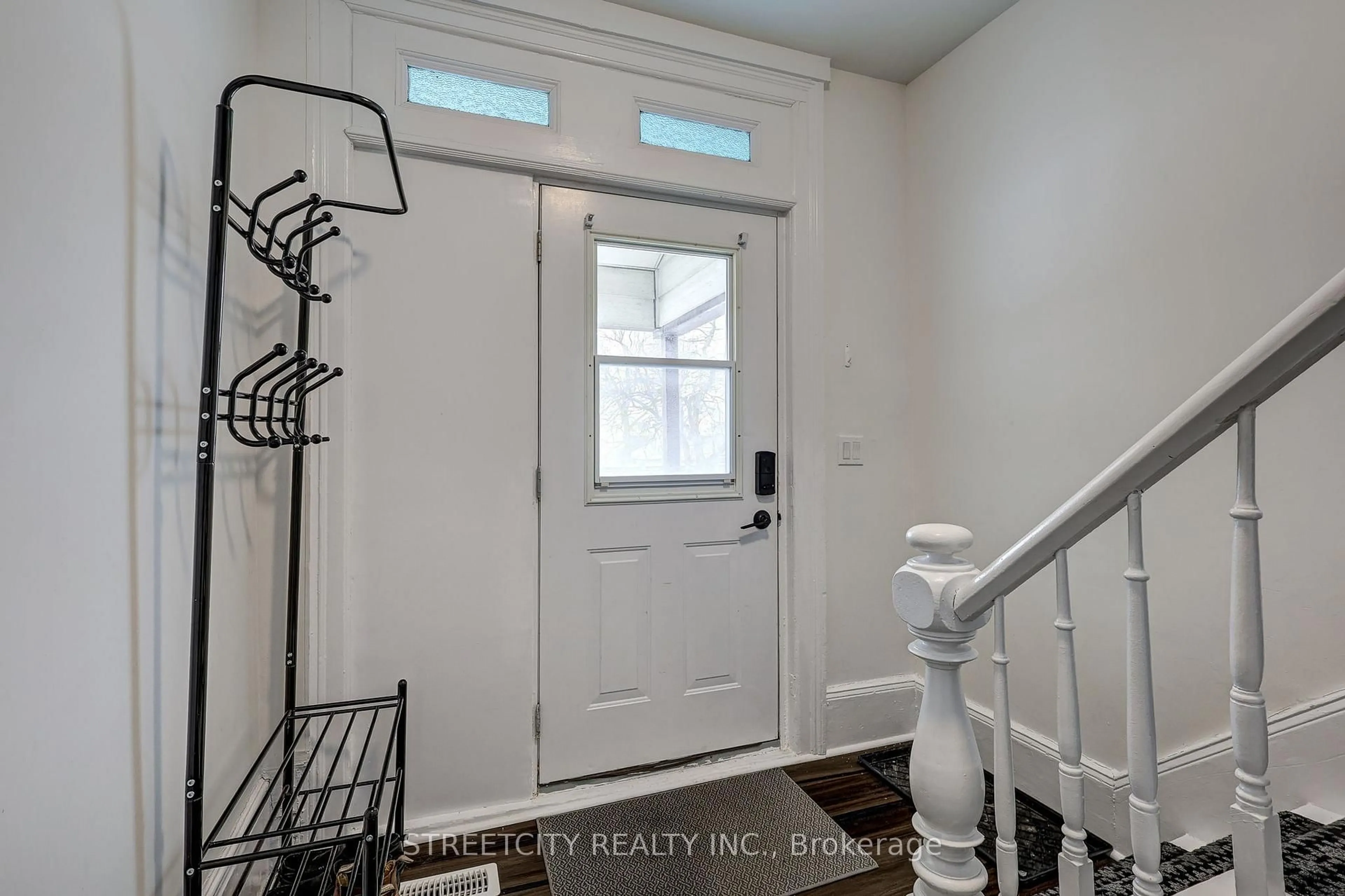 Indoor entryway for 12 Weldon Ave, St. Thomas Ontario N5P 1J6
