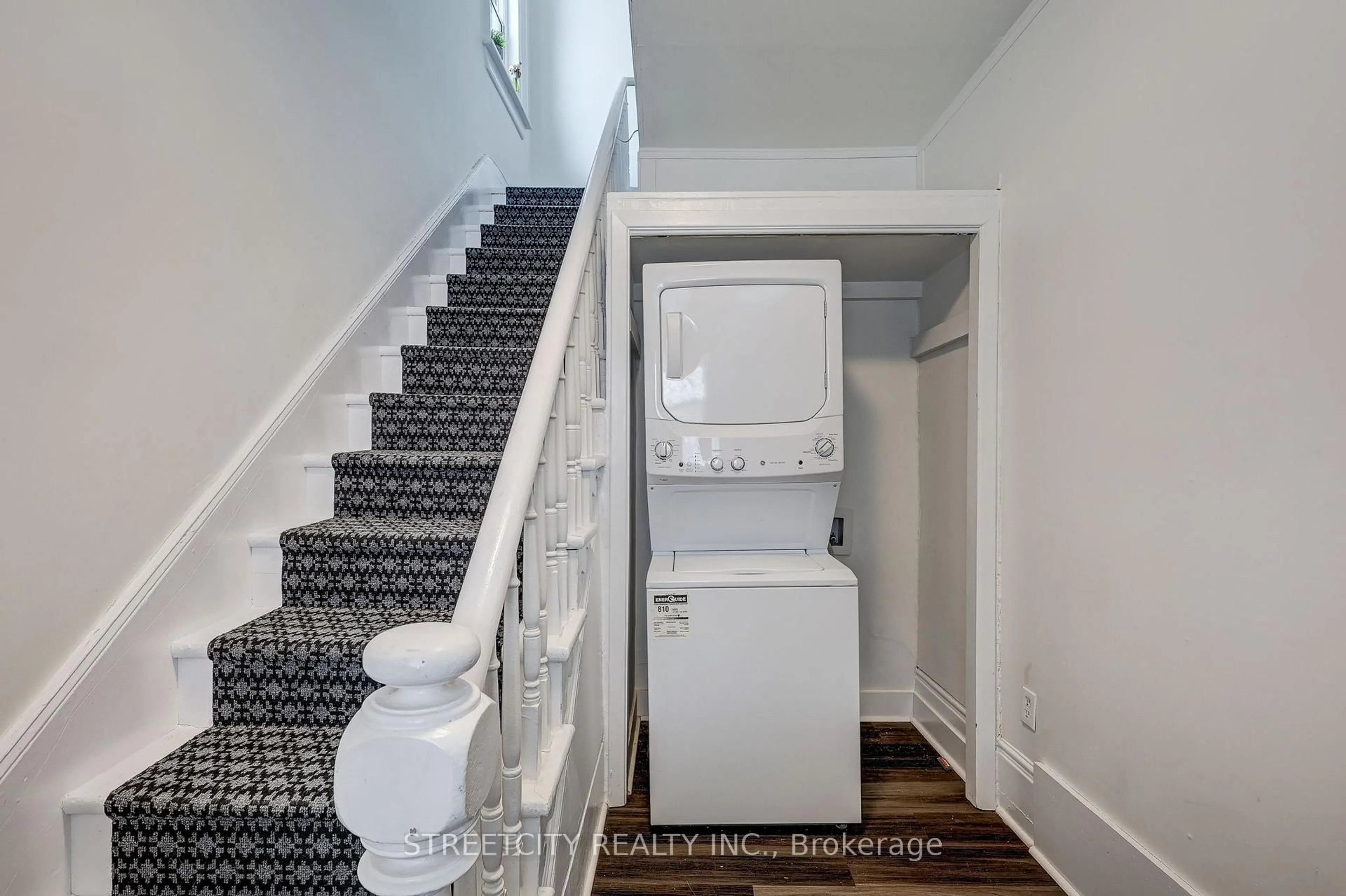 Stairs for 12 Weldon Ave, St. Thomas Ontario N5P 1J6