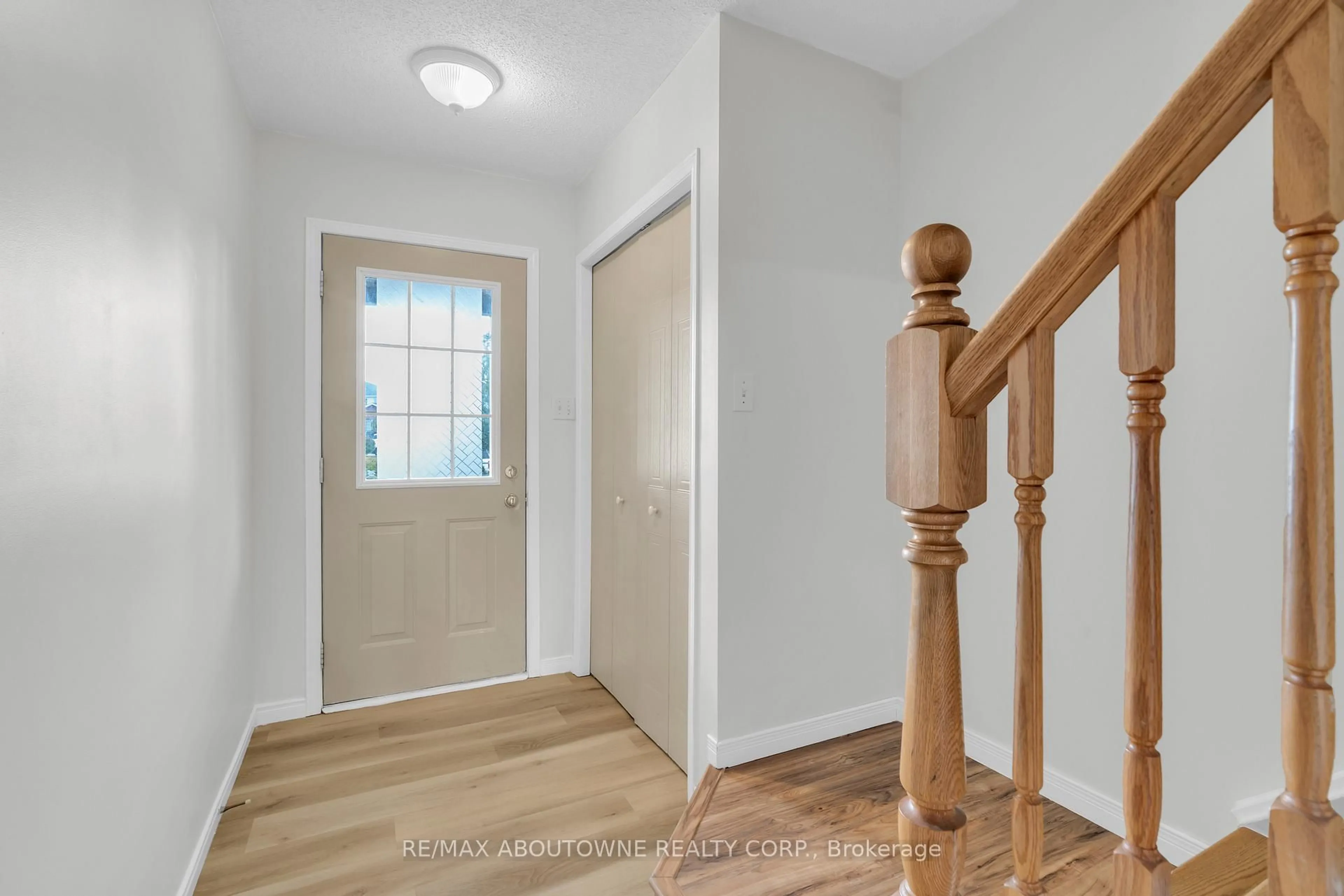 Indoor entryway for 124 Gosling Gdns #45, Guelph Ontario N1G 5K6