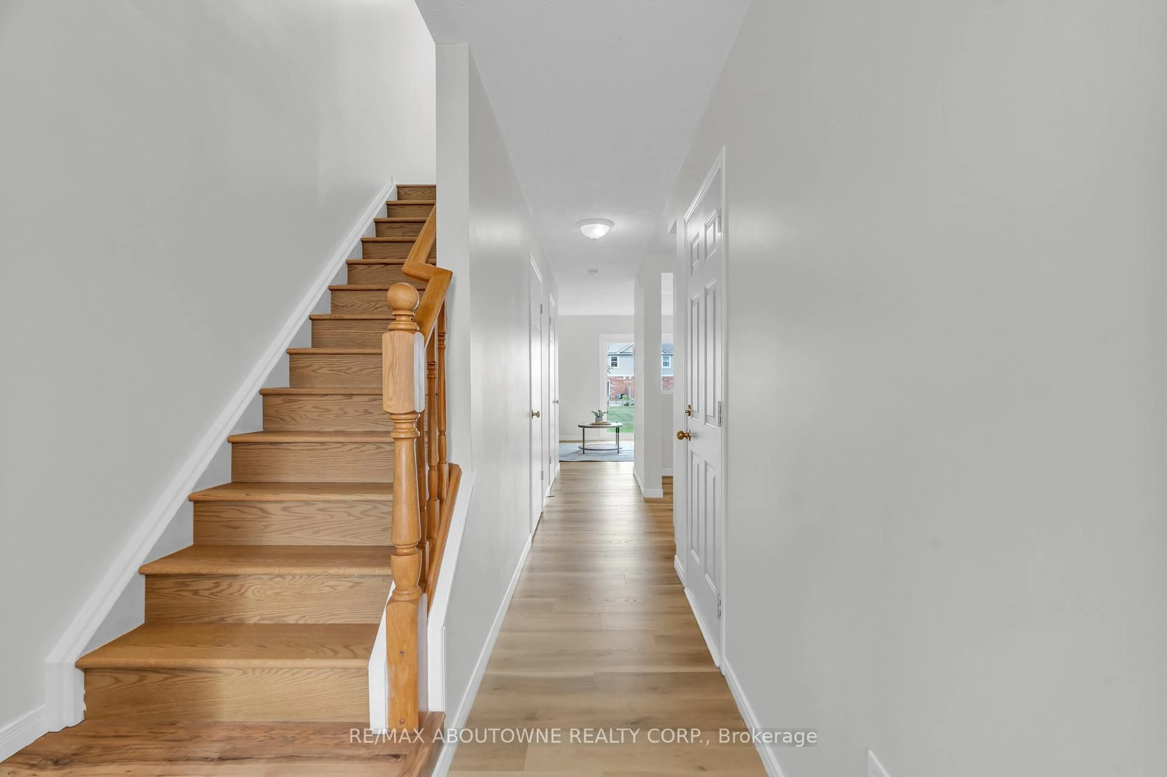 Indoor entryway for 124 Gosling Gdns #45, Guelph Ontario N1G 5K6