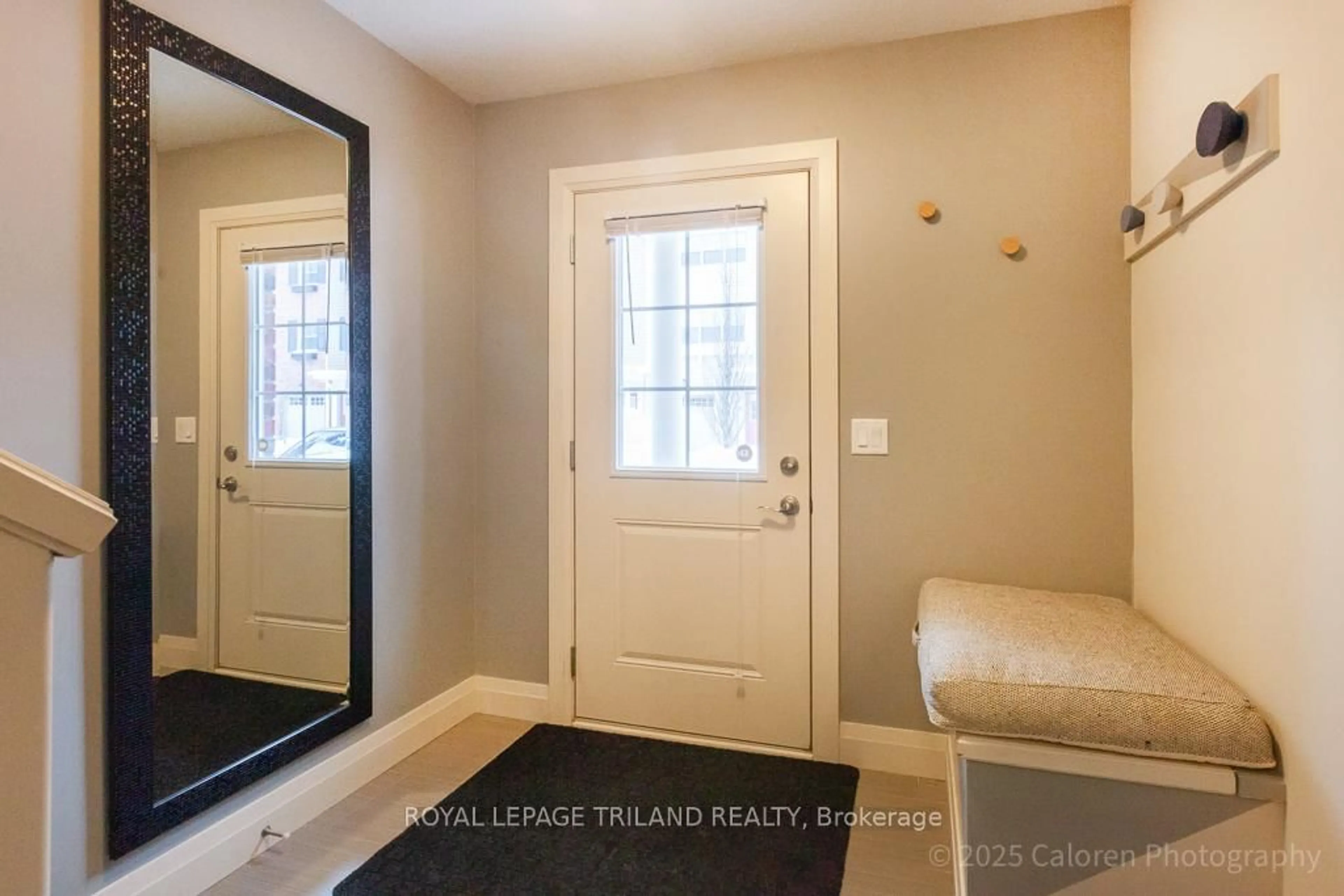 Indoor entryway for 1040 Coronation Dr #15, London North Ontario N6G 0R8
