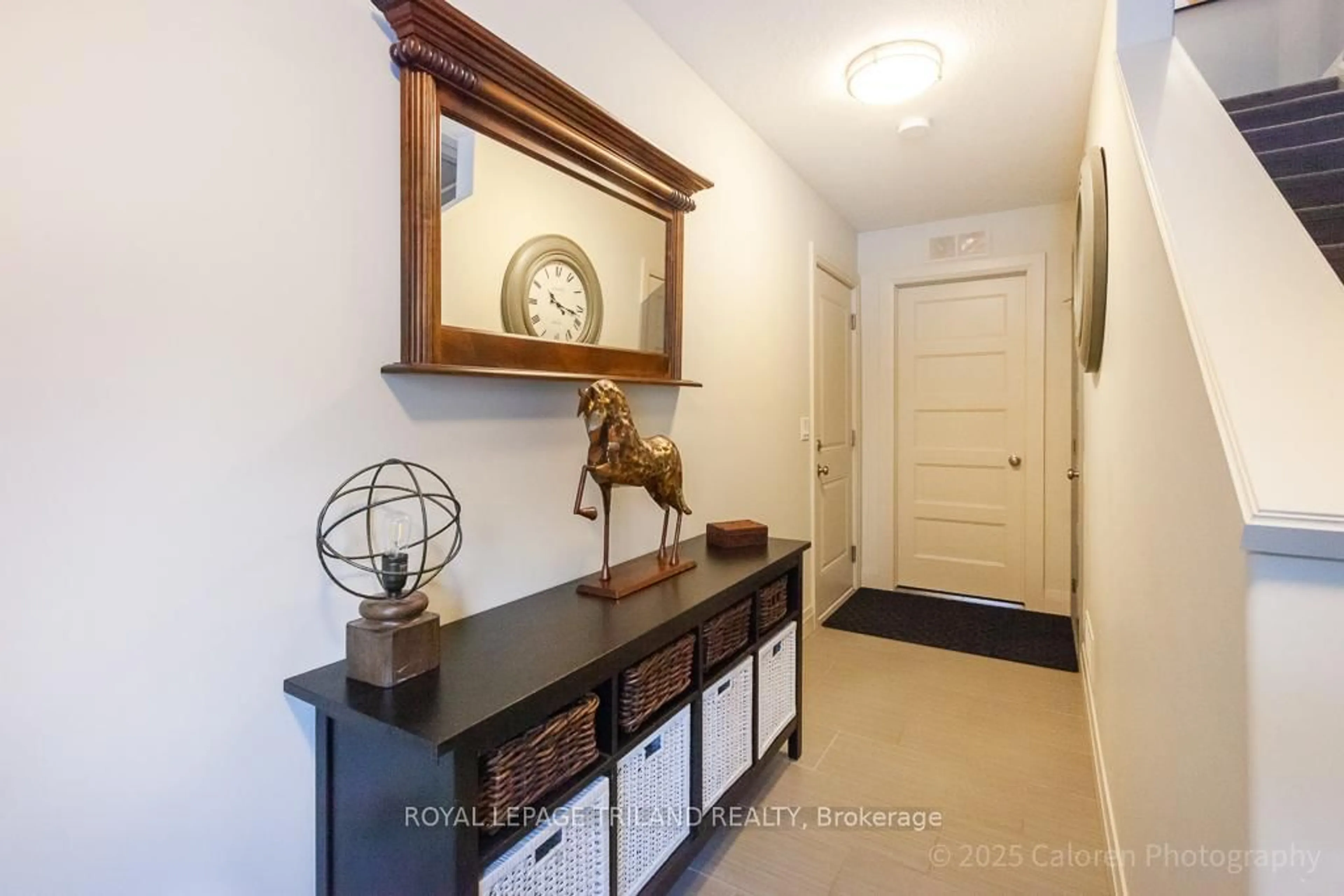 Indoor entryway for 1040 Coronation Dr #15, London North Ontario N6G 0R8