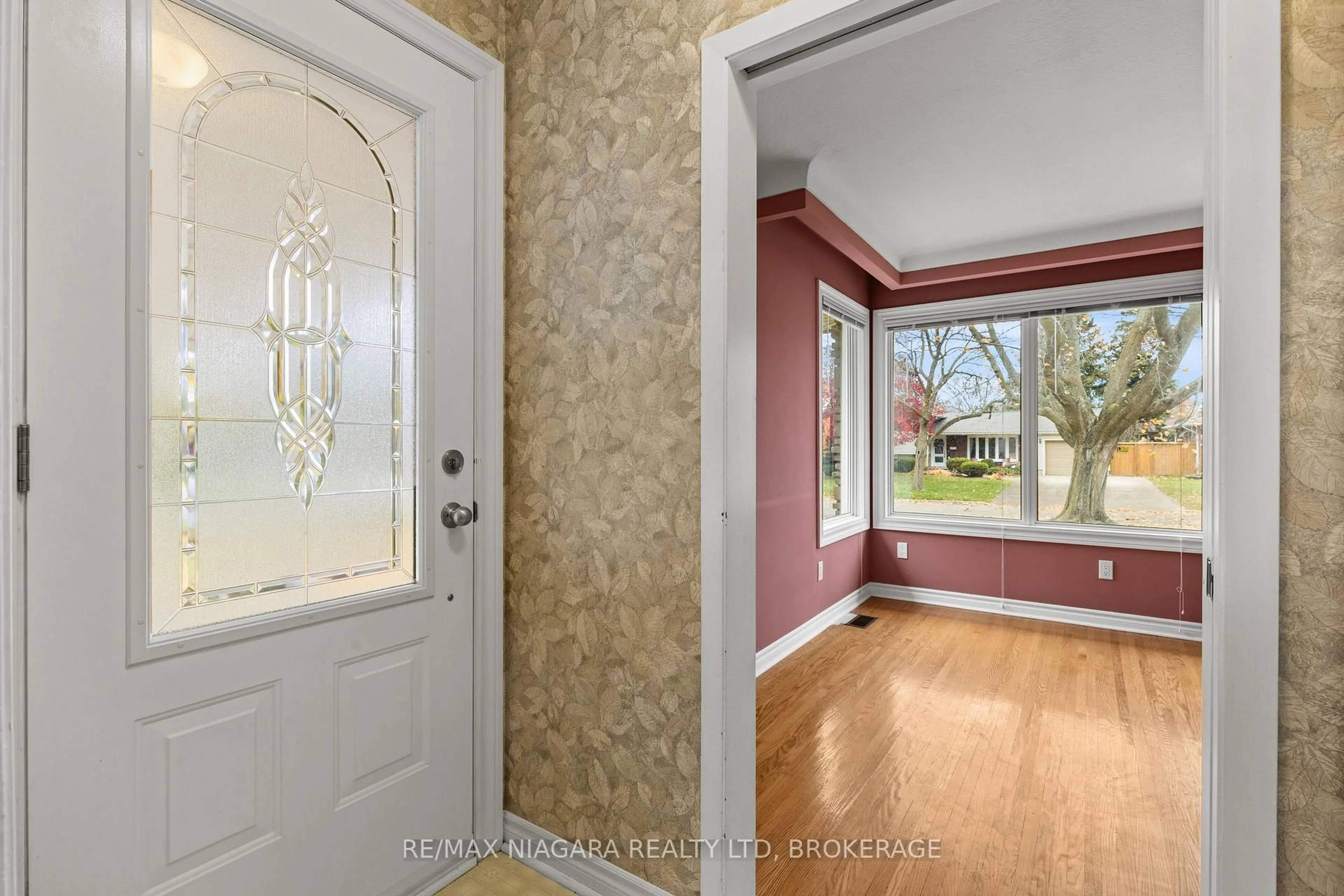 Indoor entryway for 50 Royal Manor Dr, St. Catharines Ontario L2M 4L6