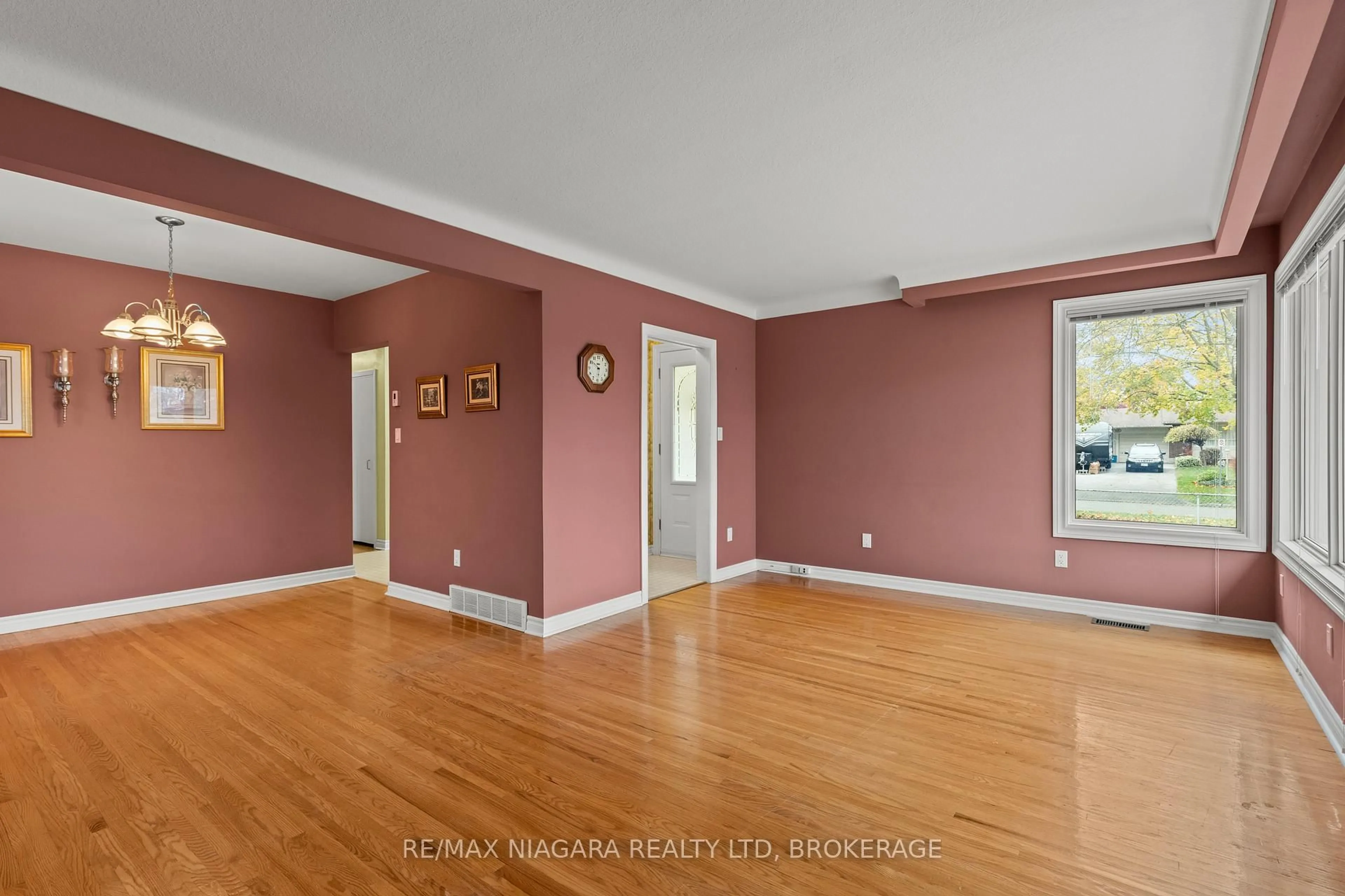 A pic of a room for 50 Royal Manor Dr, St. Catharines Ontario L2M 4L6