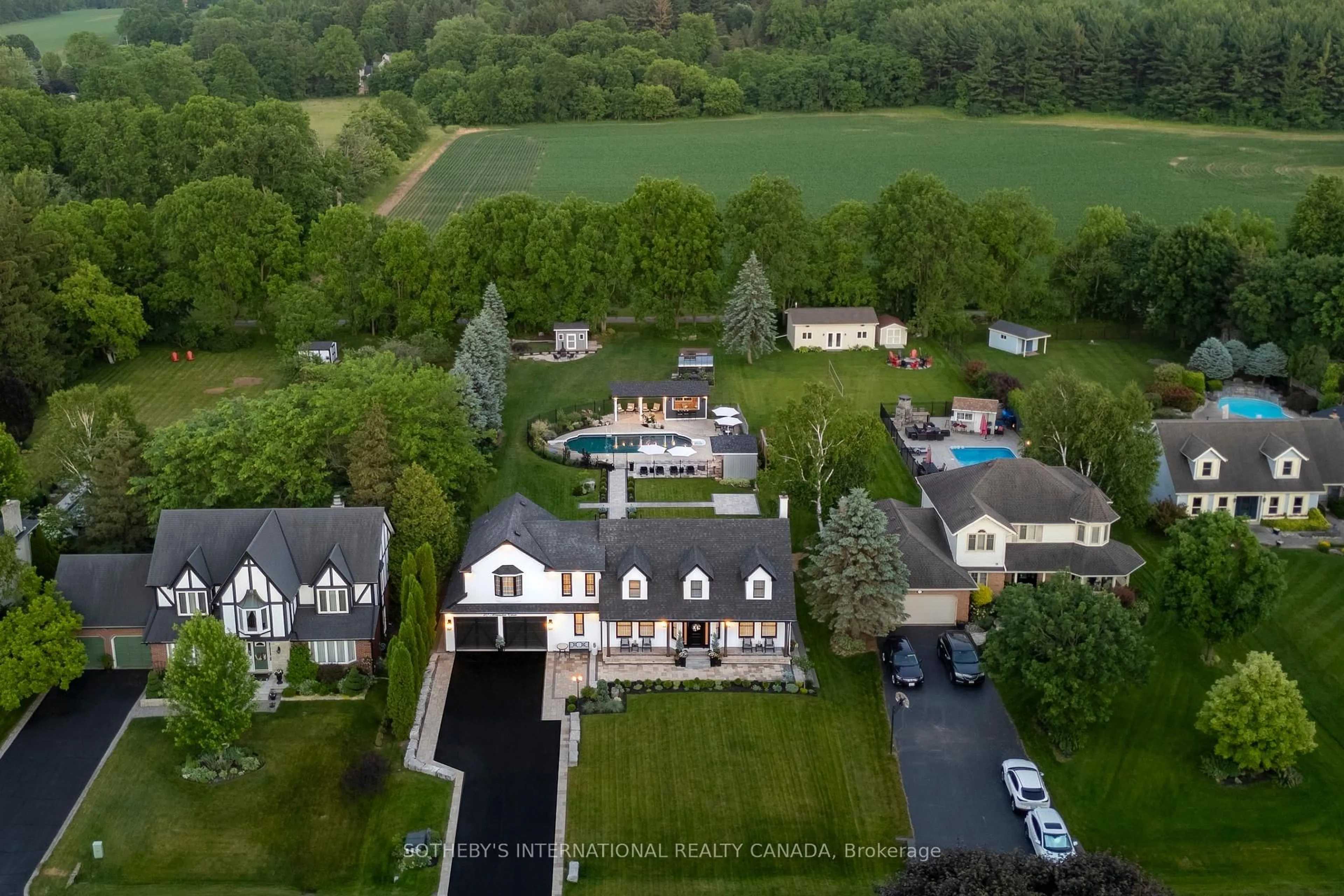 A pic from outside/outdoor area/front of a property/back of a property/a pic from drone, unknown for 10 Meander Clse, Hamilton Ontario L0R 1H1