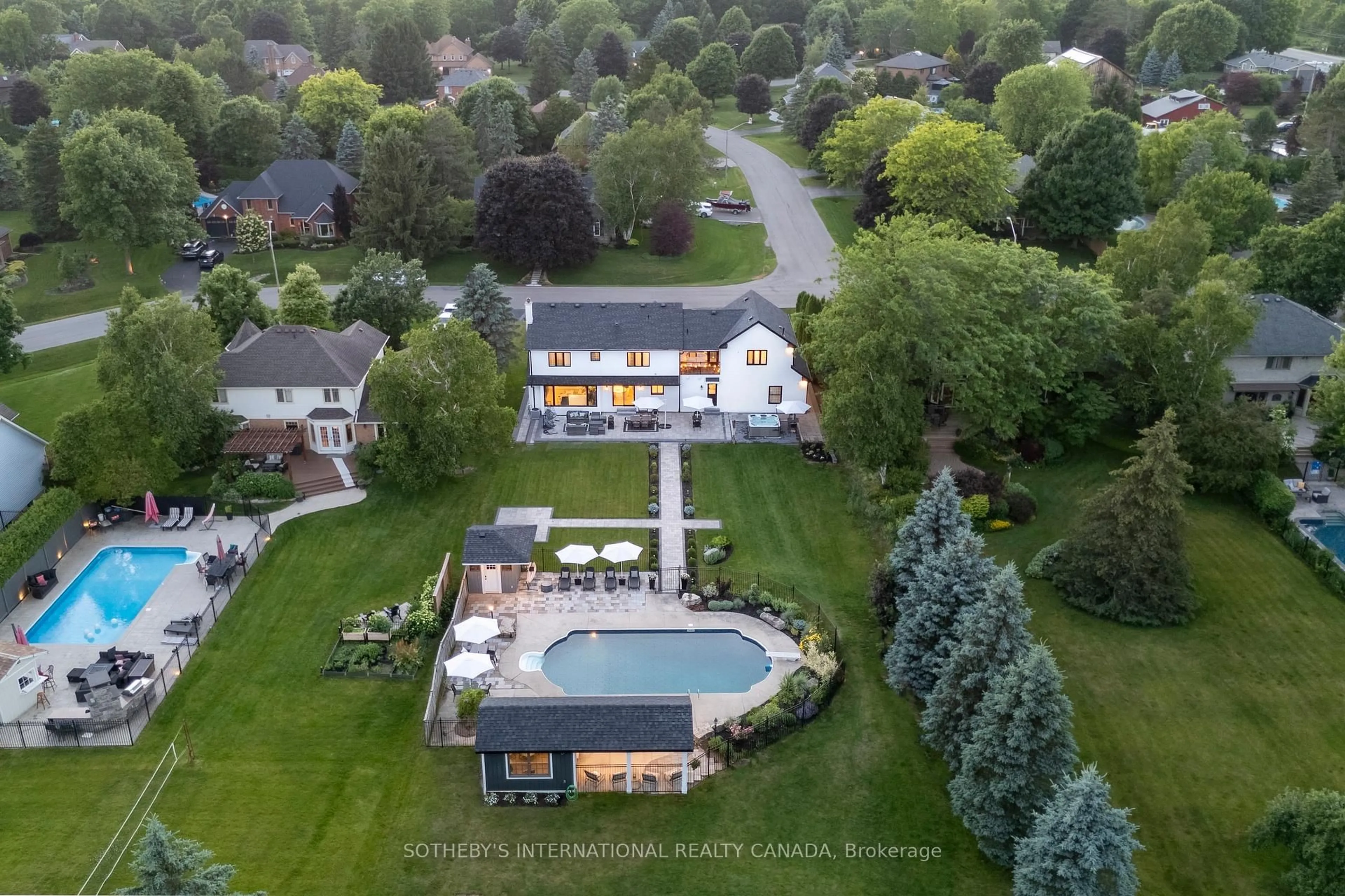 A pic from outside/outdoor area/front of a property/back of a property/a pic from drone, unknown for 10 Meander Clse, Hamilton Ontario L0R 1H1
