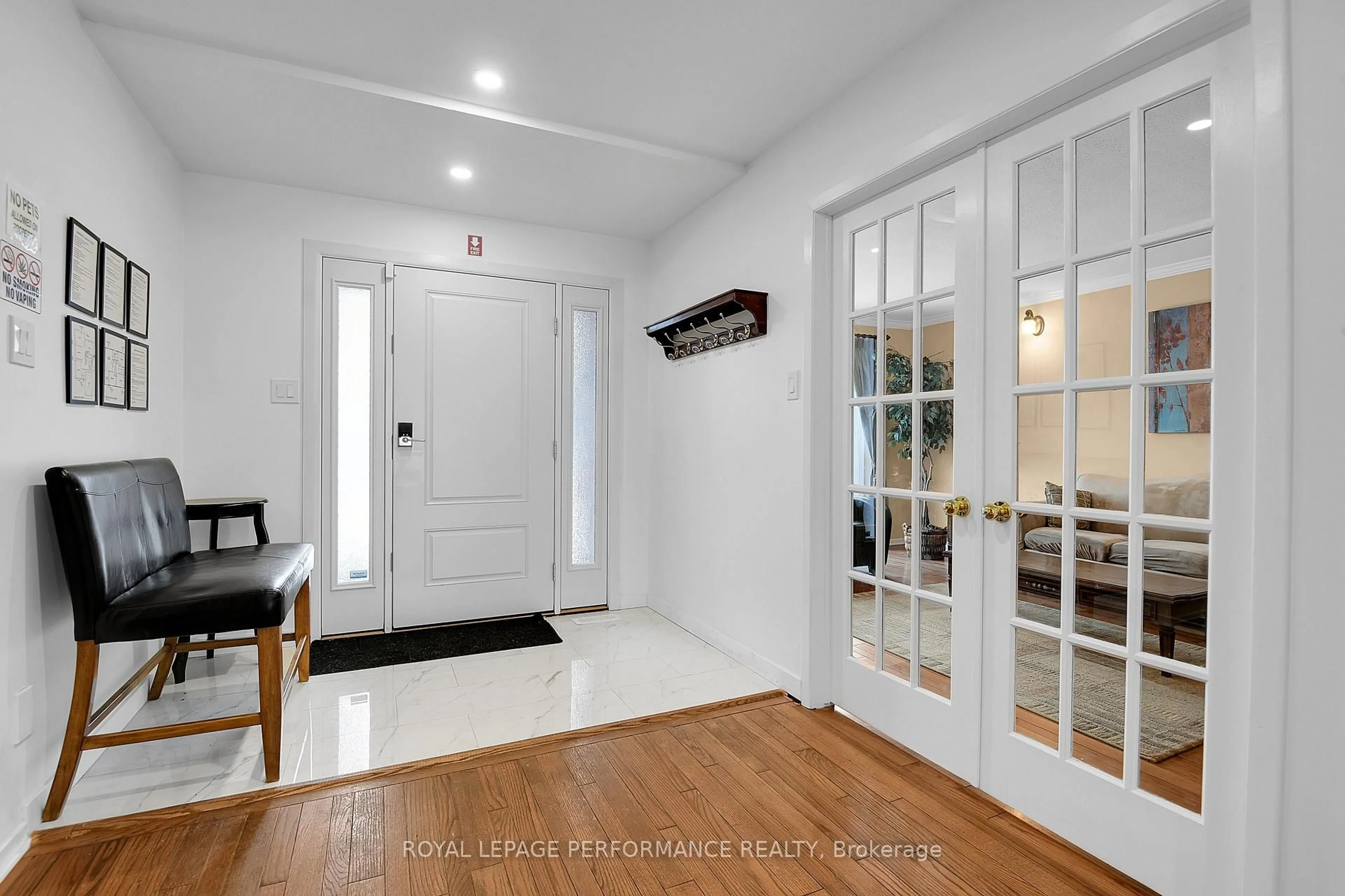 Indoor entryway for 1646 Sunview Dr, Orleans Ontario K1C 5C5