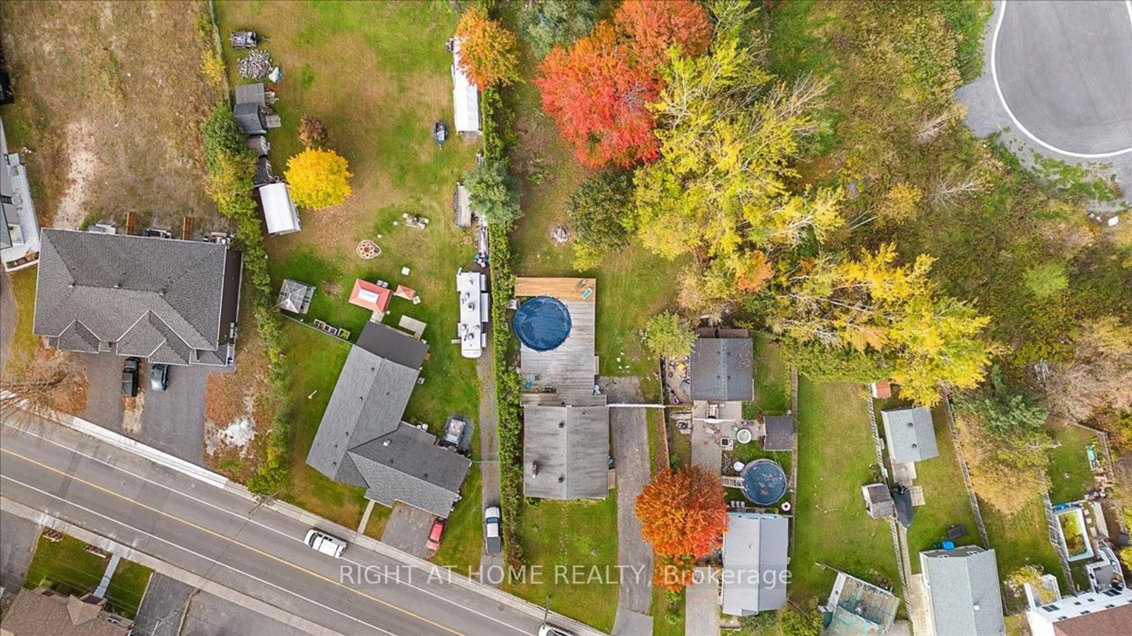 A pic from outside/outdoor area/front of a property/back of a property/a pic from drone, street for 424 LAURIER St, Clarence-Rockland Ontario K4K 1E7