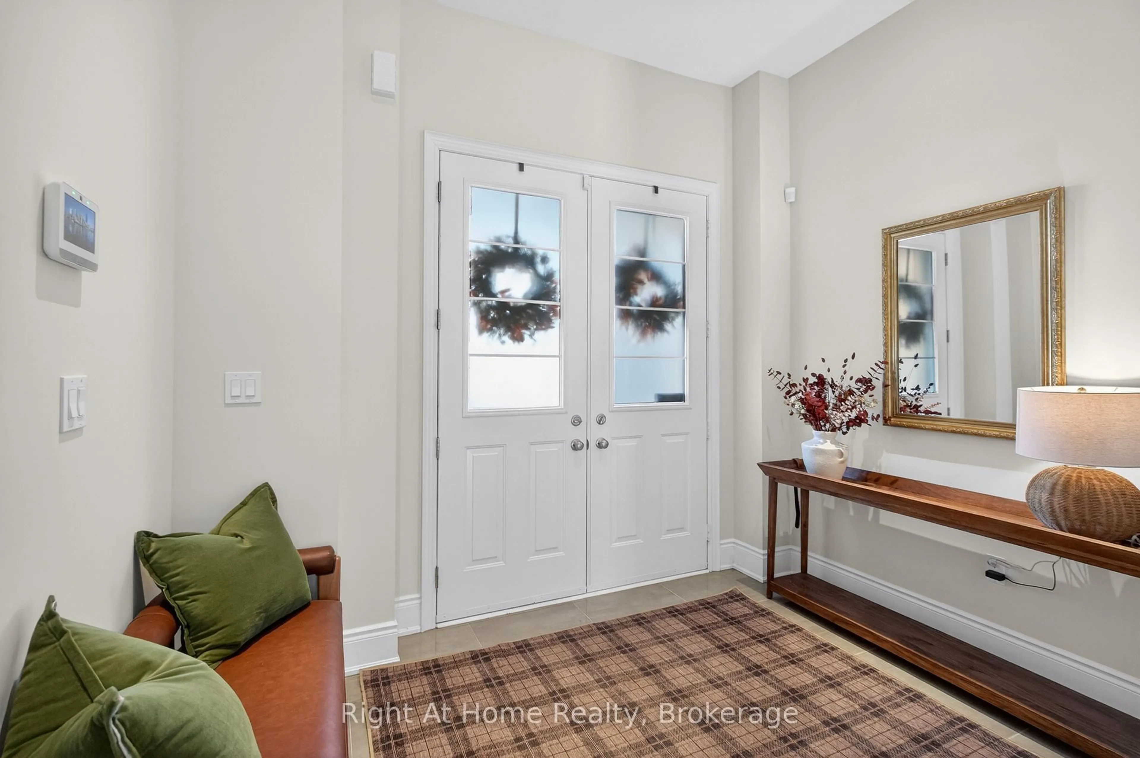 Indoor entryway for 90 Smokey Hollow Pl, Hamilton Ontario L8B 2A1