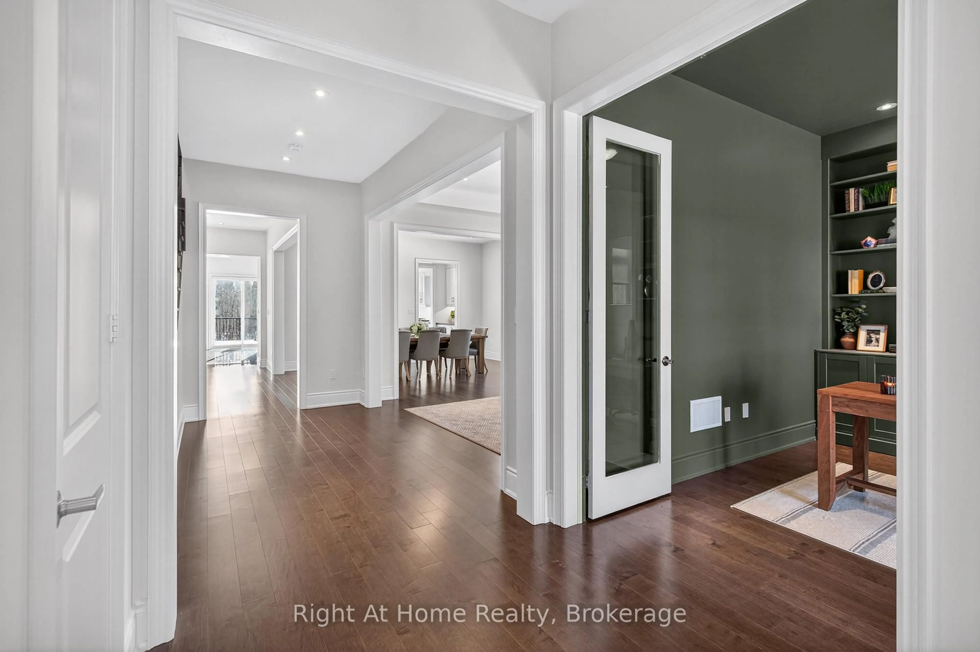 Indoor entryway for 90 Smokey Hollow Pl, Hamilton Ontario L8B 2A1