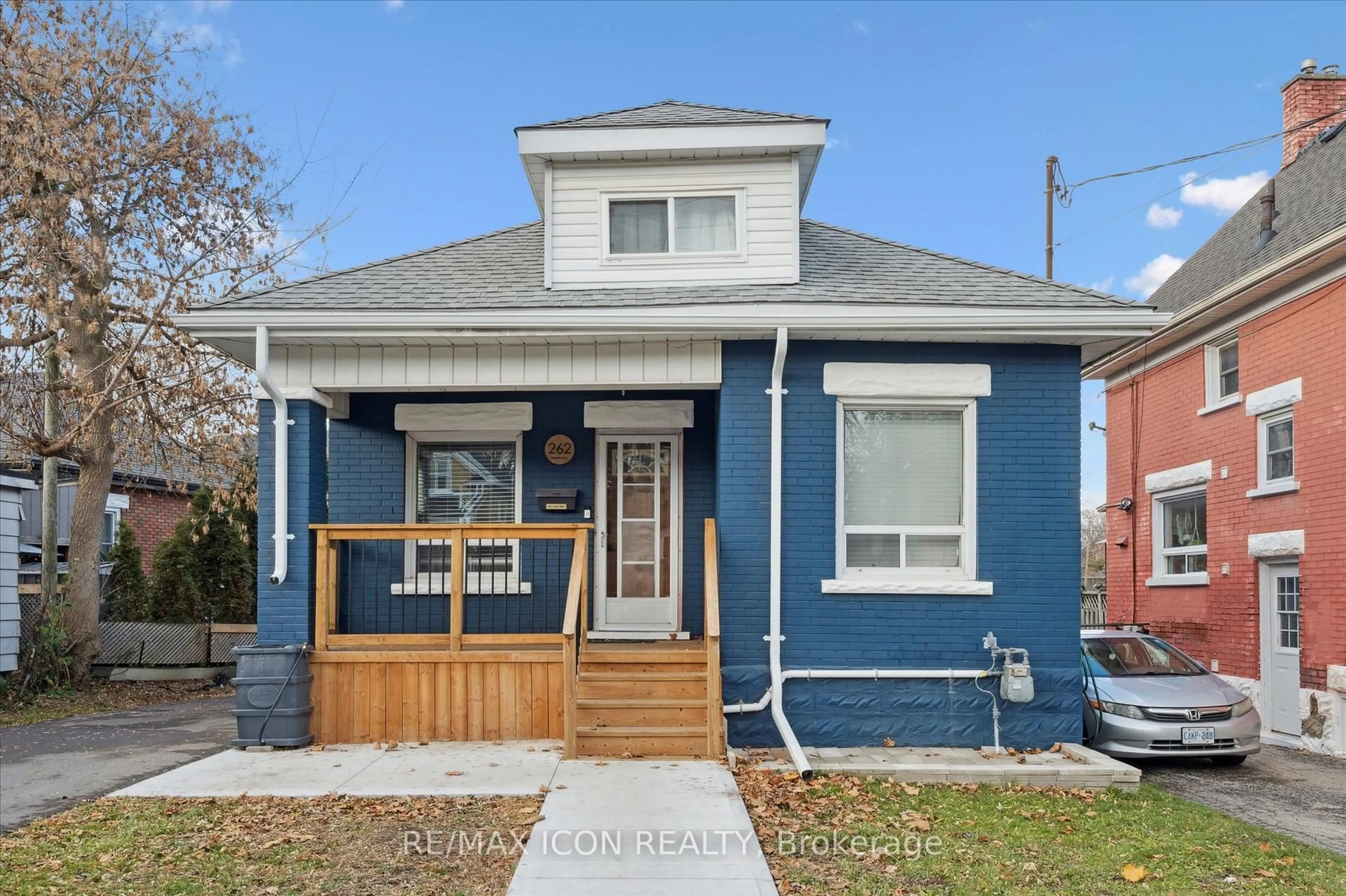 Home with vinyl exterior material, street for 262 Madison Ave, Kitchener Ontario N2M 3H4