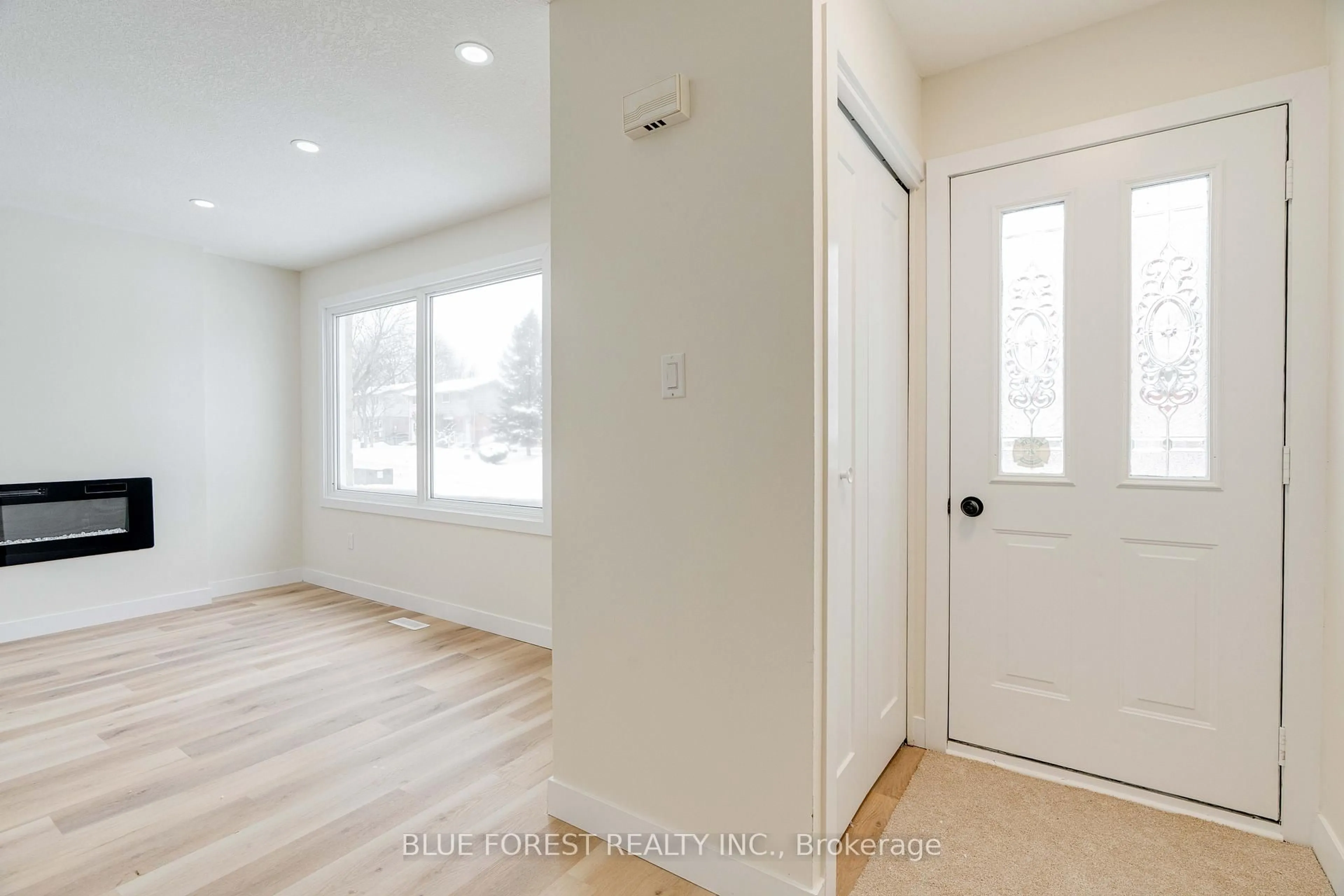 Indoor entryway for 5 Denlaw Rd, London North Ontario N6G 3L3
