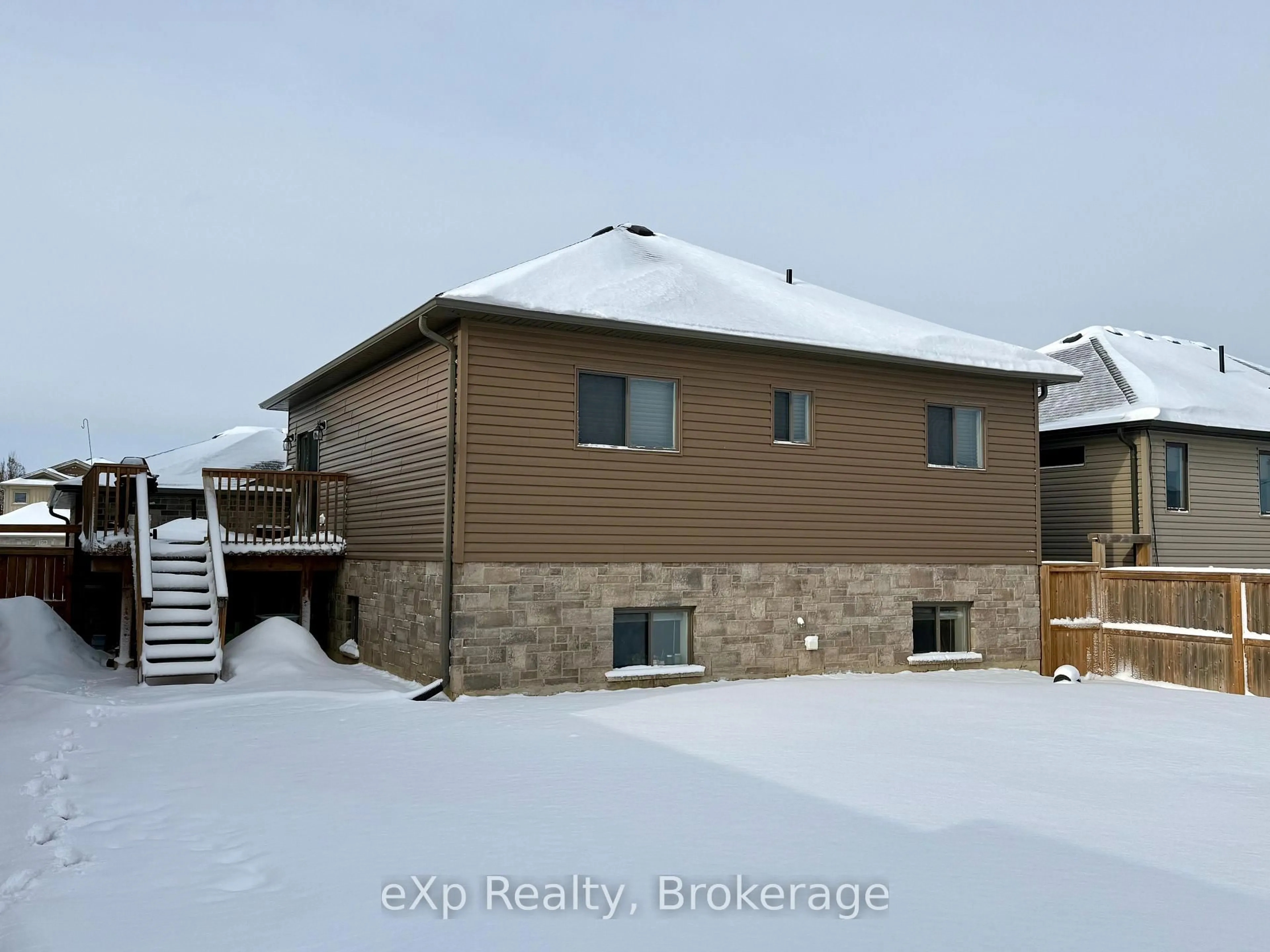 A pic from outside/outdoor area/front of a property/back of a property/a pic from drone, building for 161 17th Ave A, Hanover Ontario N4N 0B5